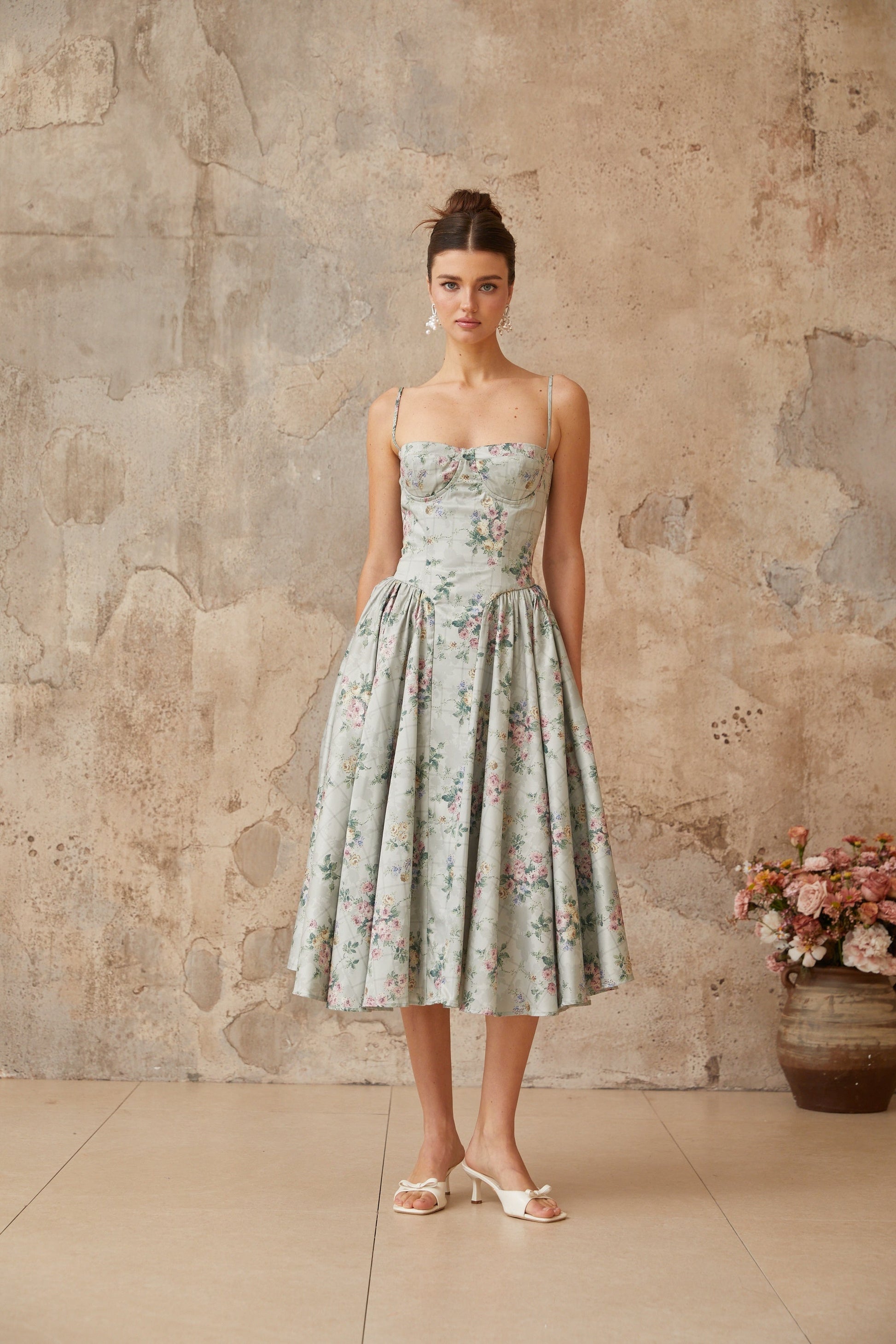Prunelle adaçayı yeşili çiçek desenli shirred midi elbise