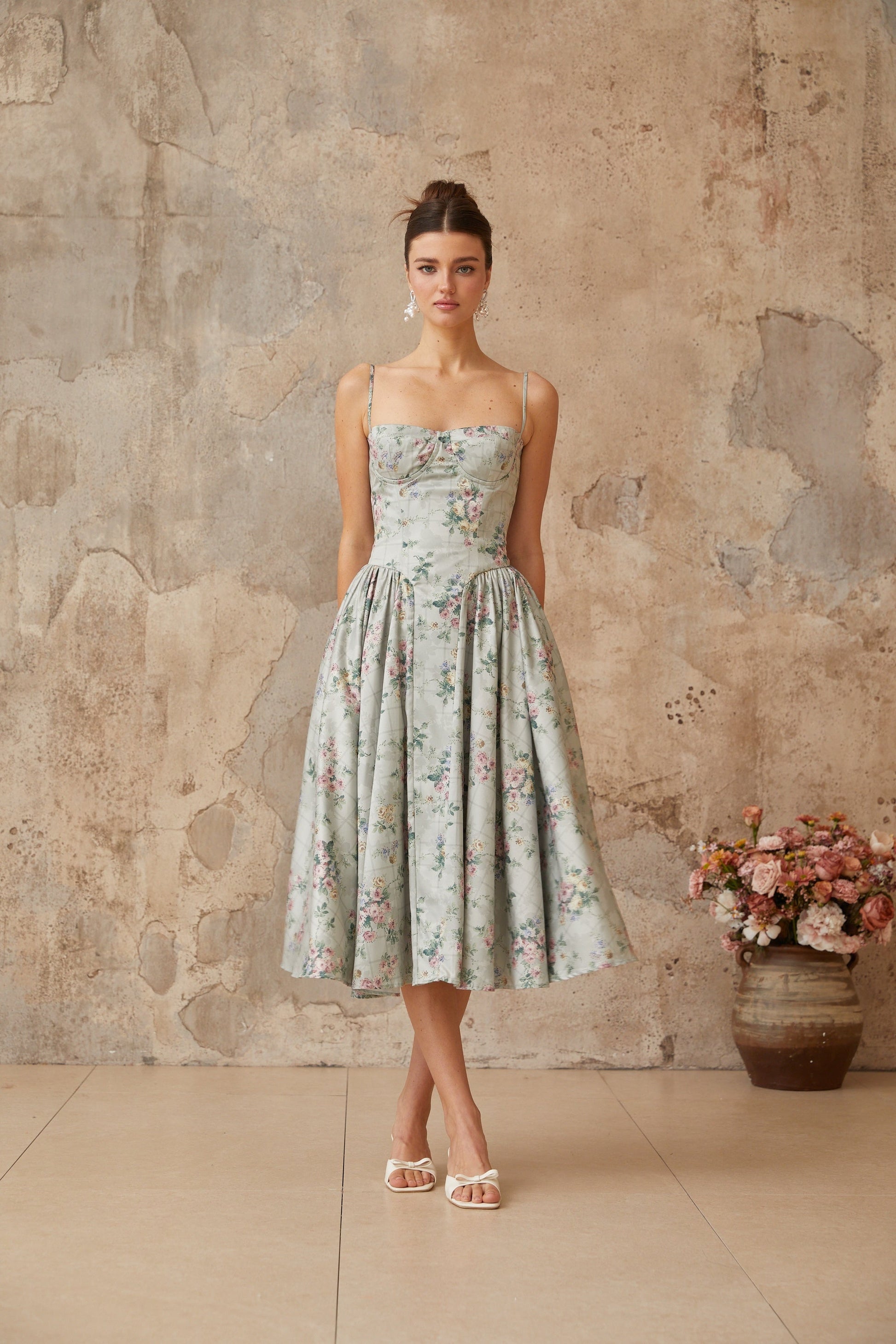 Prunelle adaçayı yeşili çiçek desenli shirred midi elbise