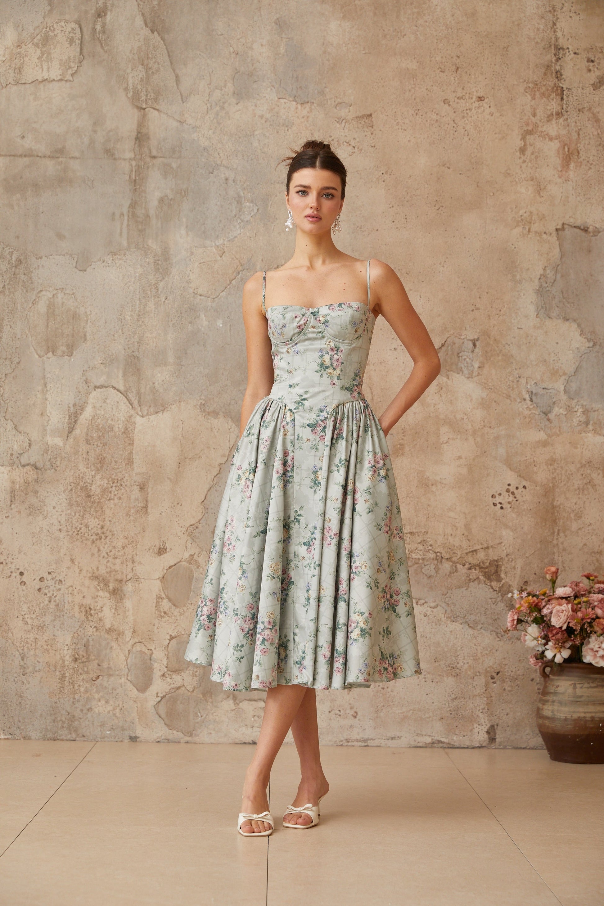 Prunelle adaçayı yeşili çiçek desenli shirred midi elbise