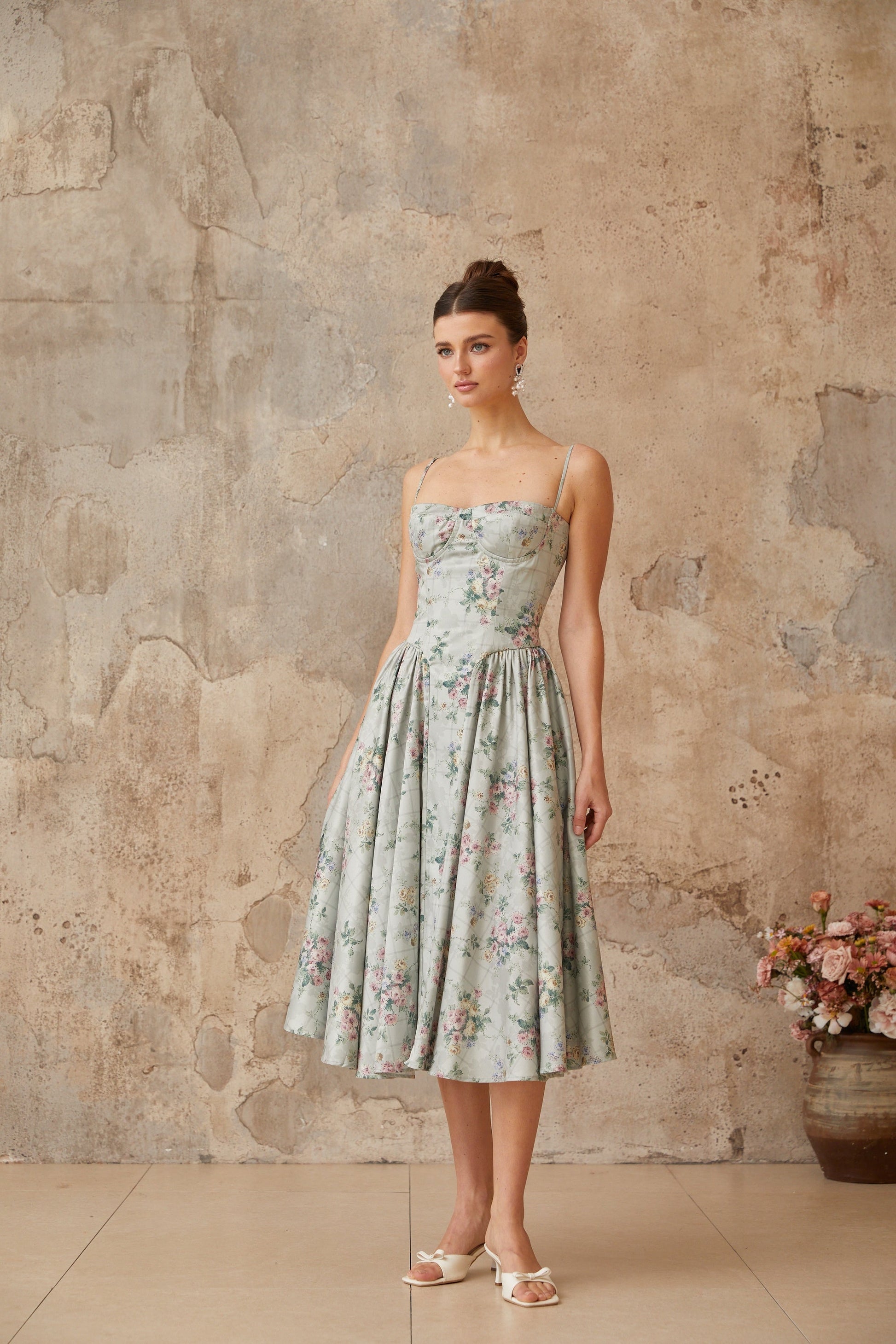 Prunelle adaçayı yeşili çiçek desenli shirred midi elbise