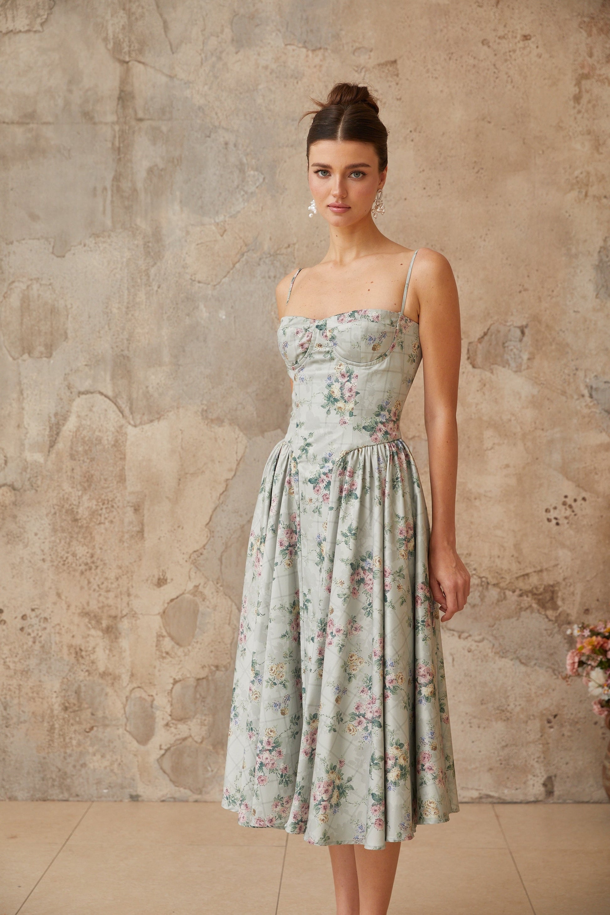 Prunelle adaçayı yeşili çiçek desenli shirred midi elbise