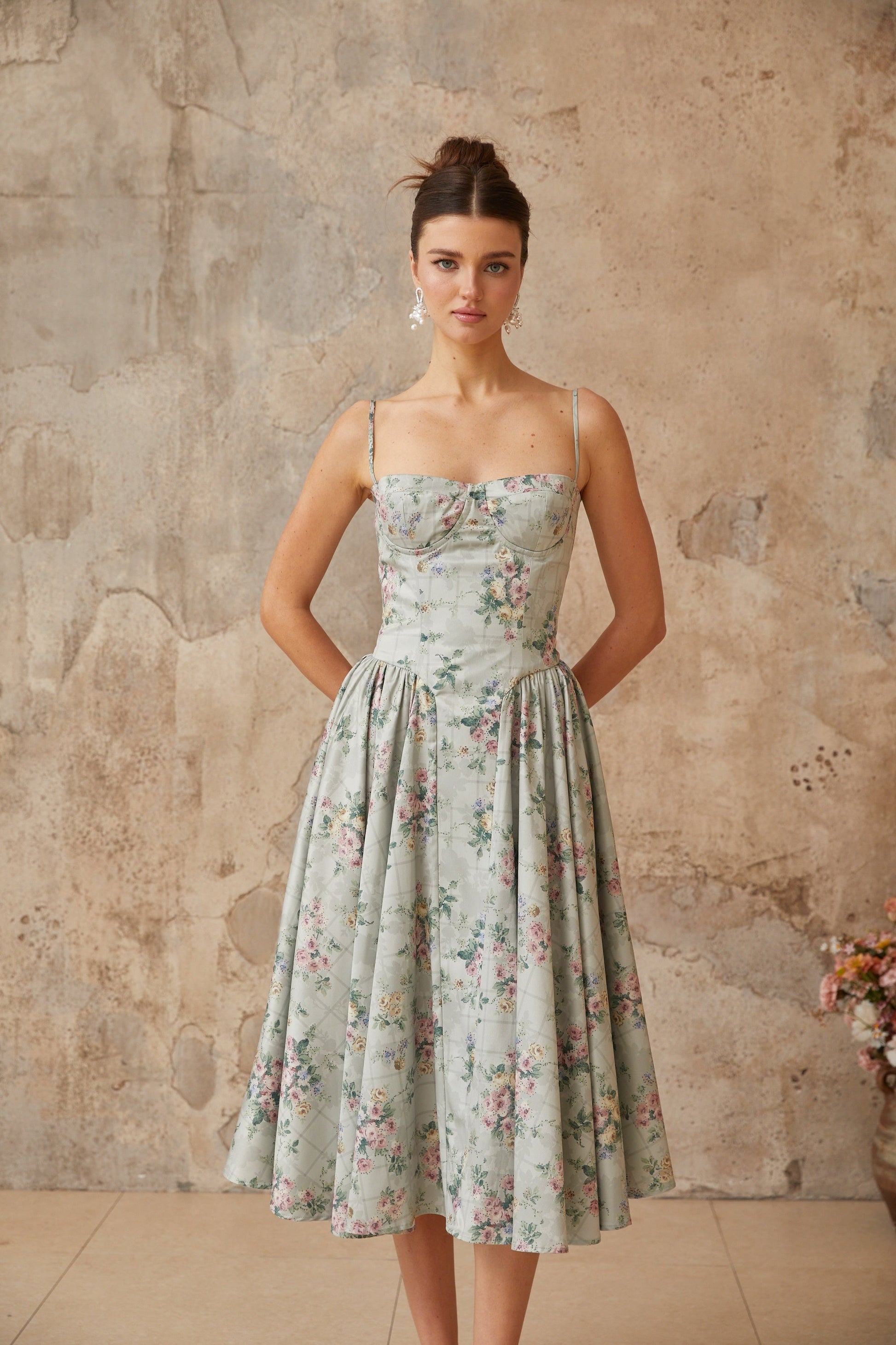 Prunelle adaçayı yeşili çiçek desenli shirred midi elbise