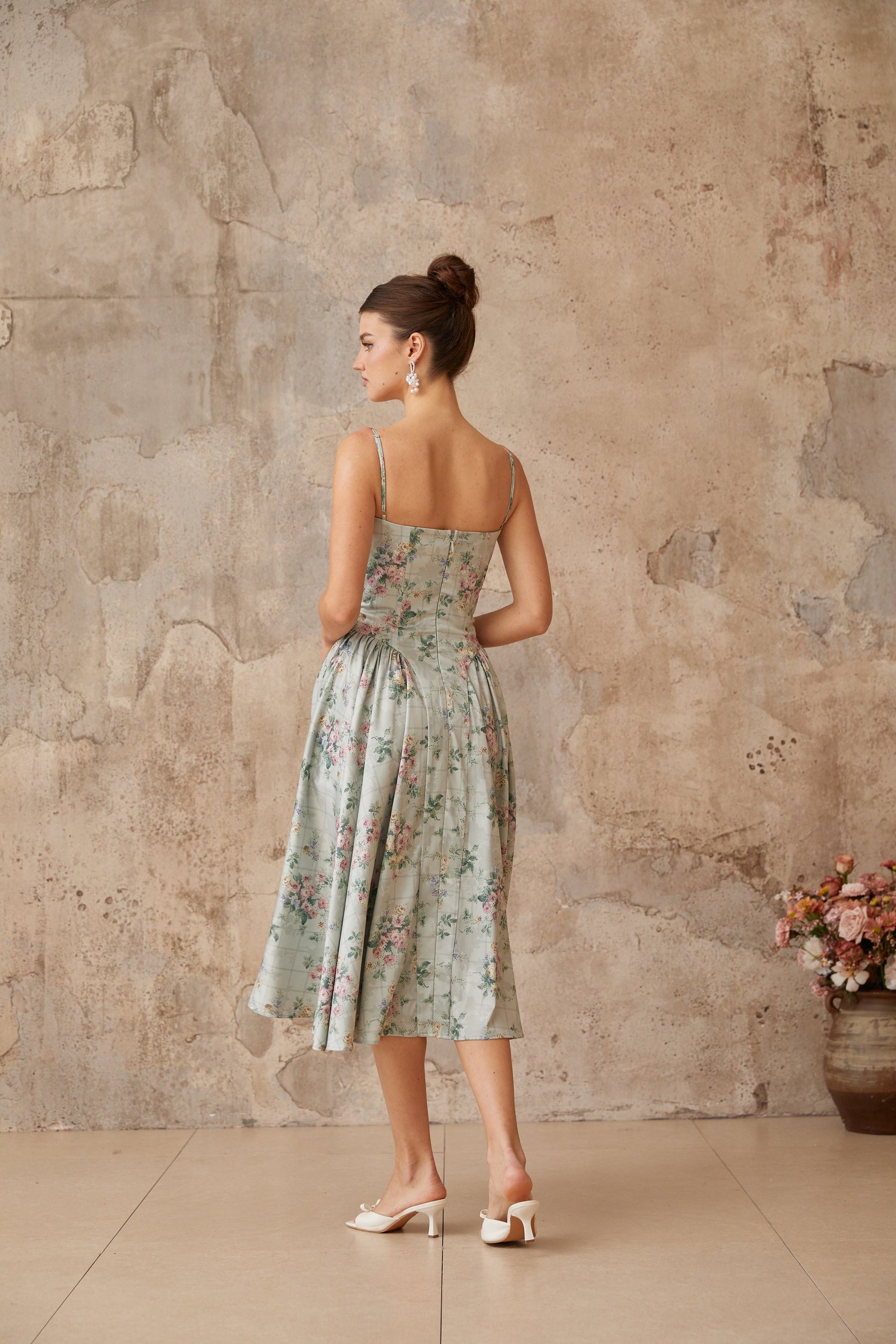 Prunelle adaçayı yeşili çiçek desenli shirred midi elbise