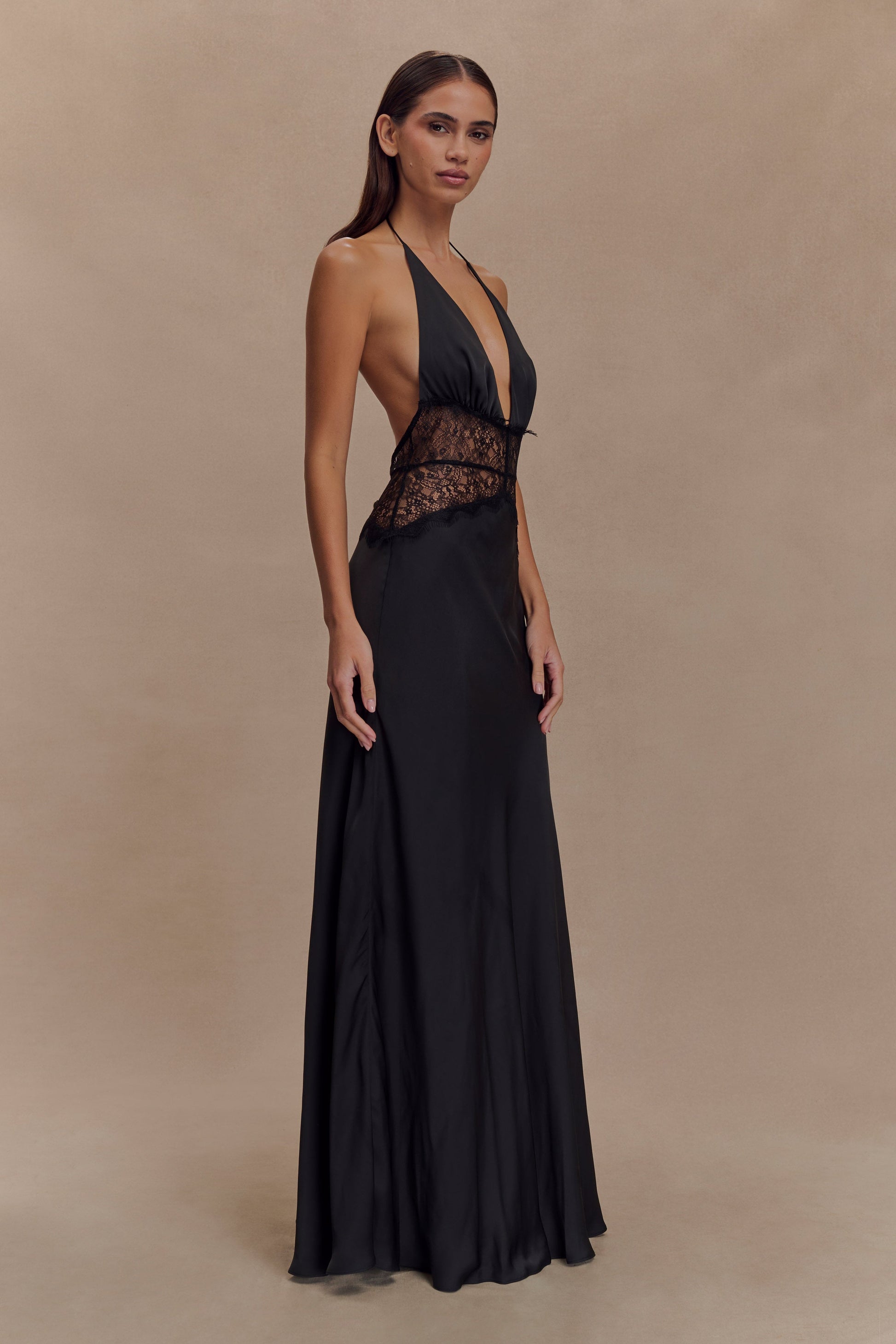 Dantel Bel Detaylı Saten Halter Uzun Elbise – Siyah