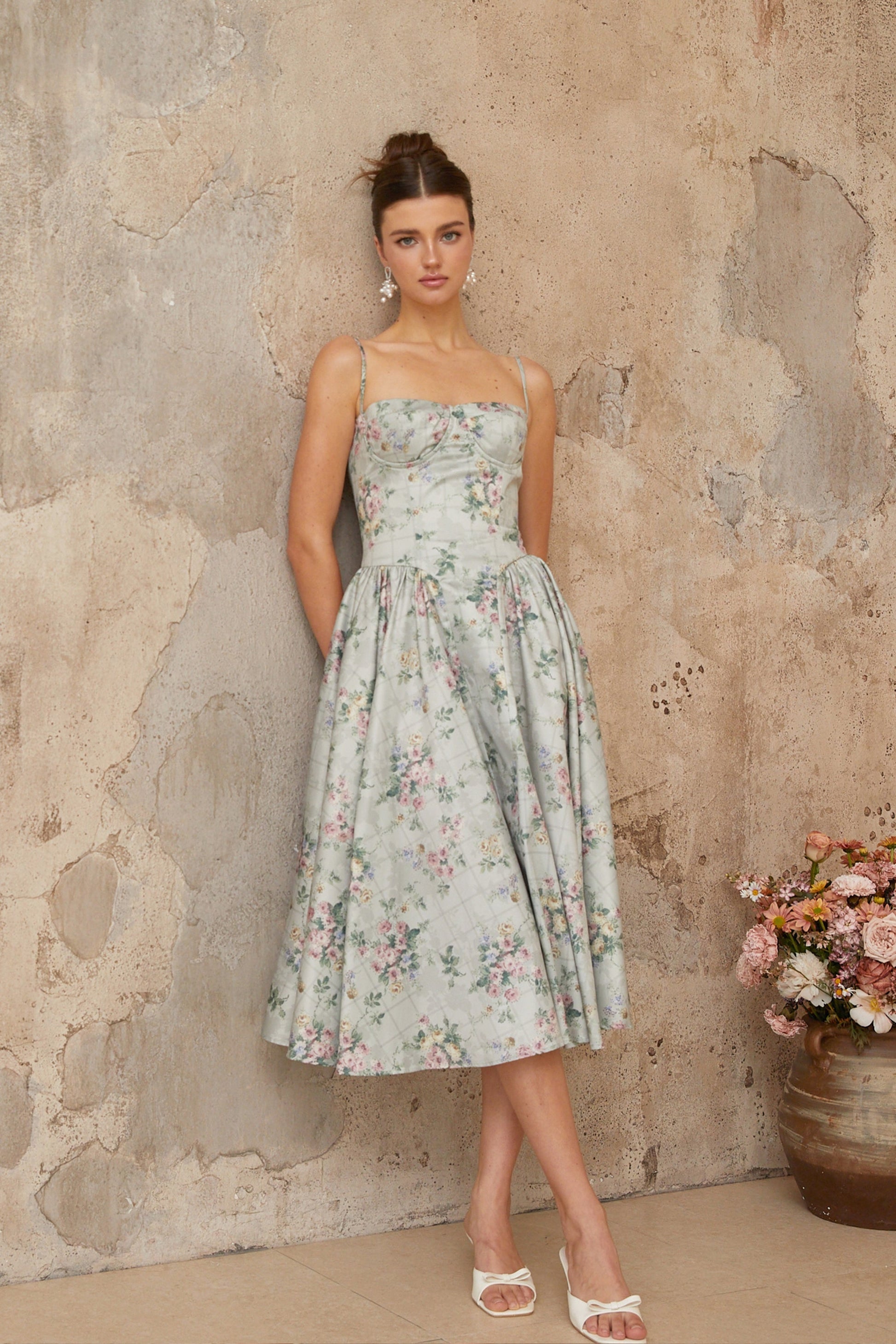 Prunelle adaçayı yeşili çiçek desenli shirred midi elbise