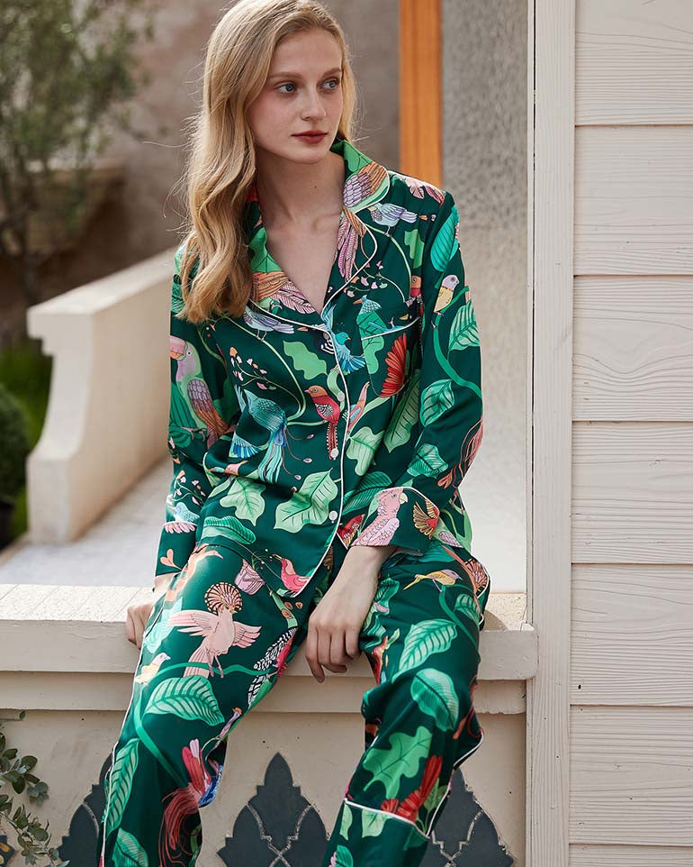 Yeşil Papağan Desenli İpek Pijama Takımı
