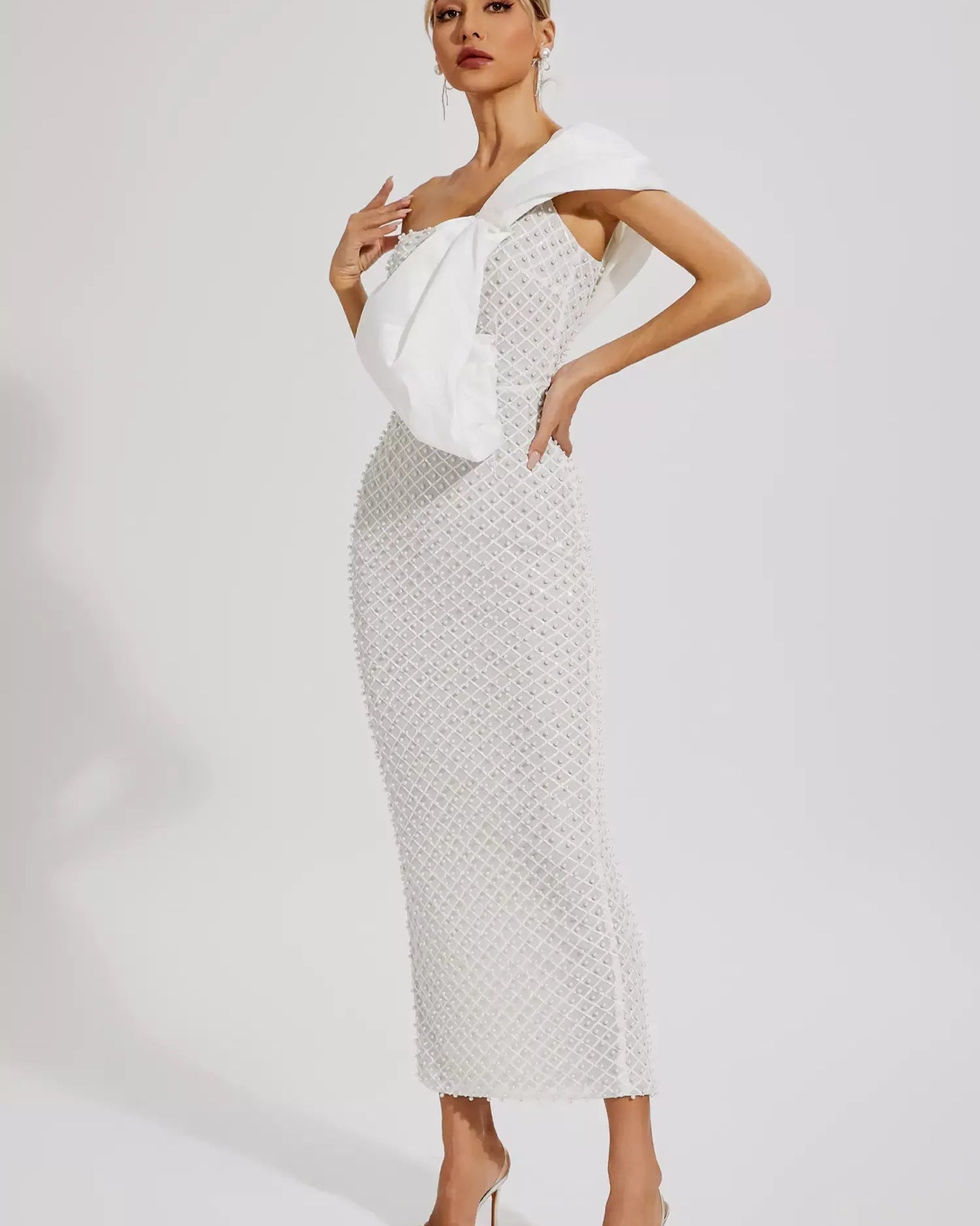 Beyaz İnci İşlemeli Fiyonklu Maxi Elbise
