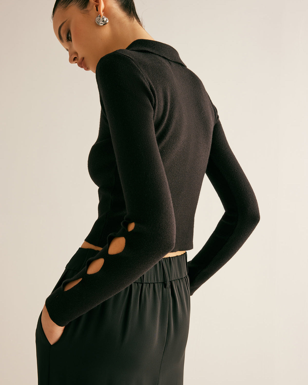 Metal Dekorlu Kesik Yaka Kısa Kazak