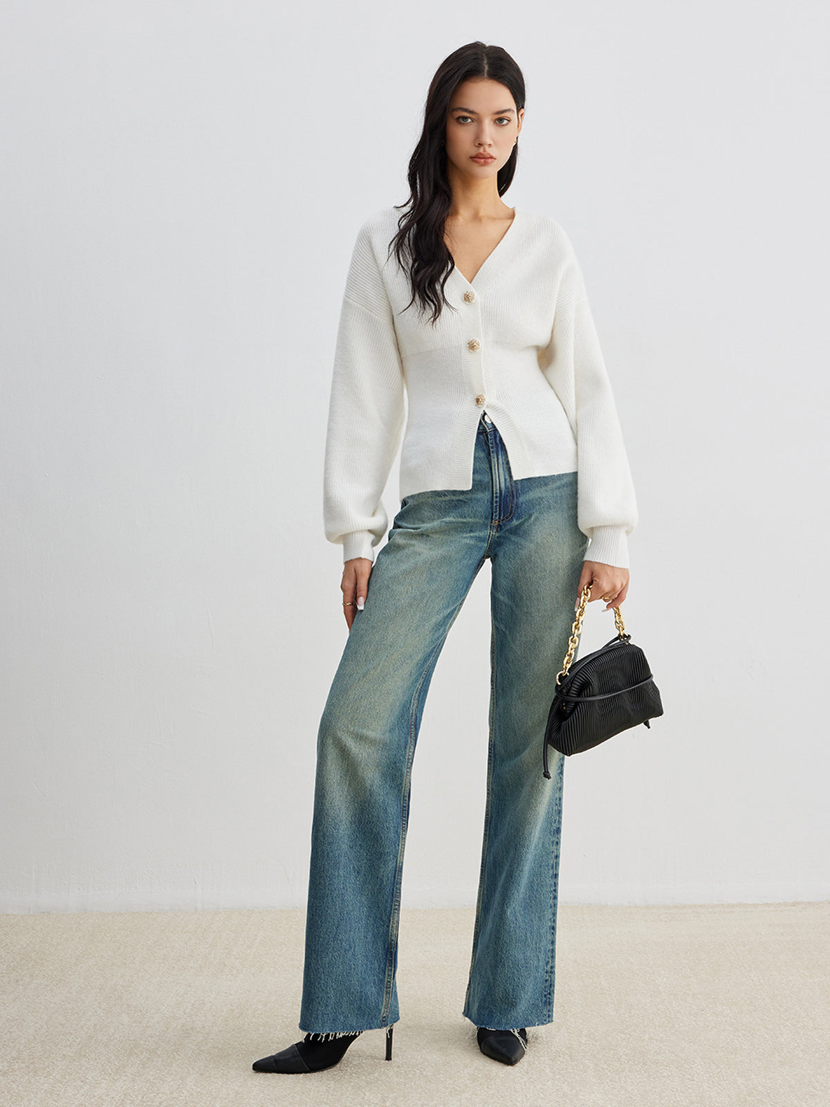 Şık Büzgü ve Yırtmaç Detaylı Düğmeli Triko