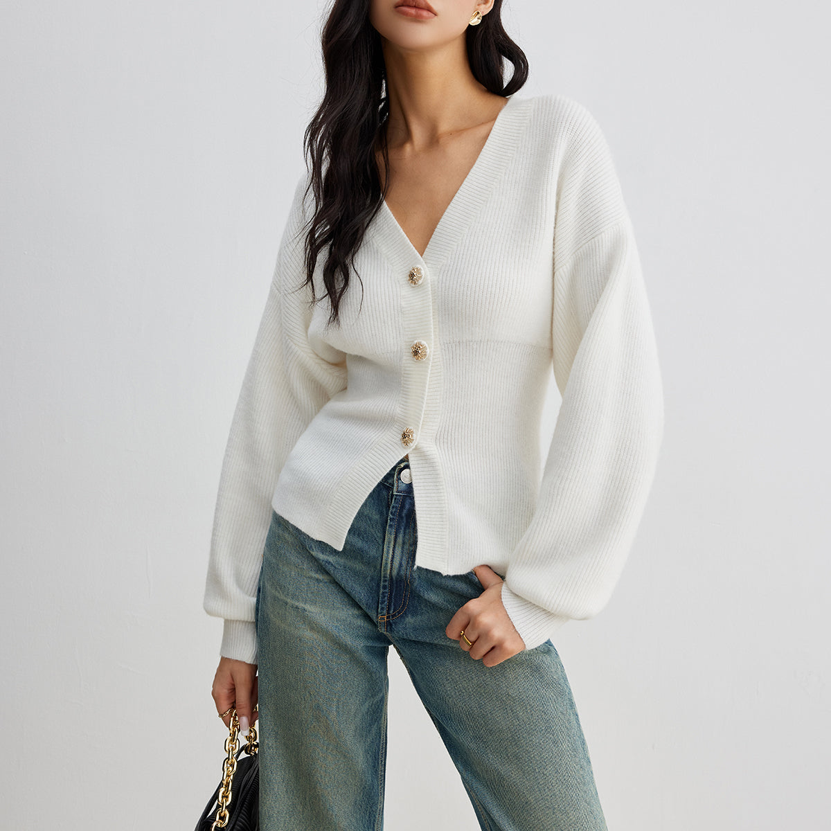 Şık Büzgü ve Yırtmaç Detaylı Düğmeli Triko