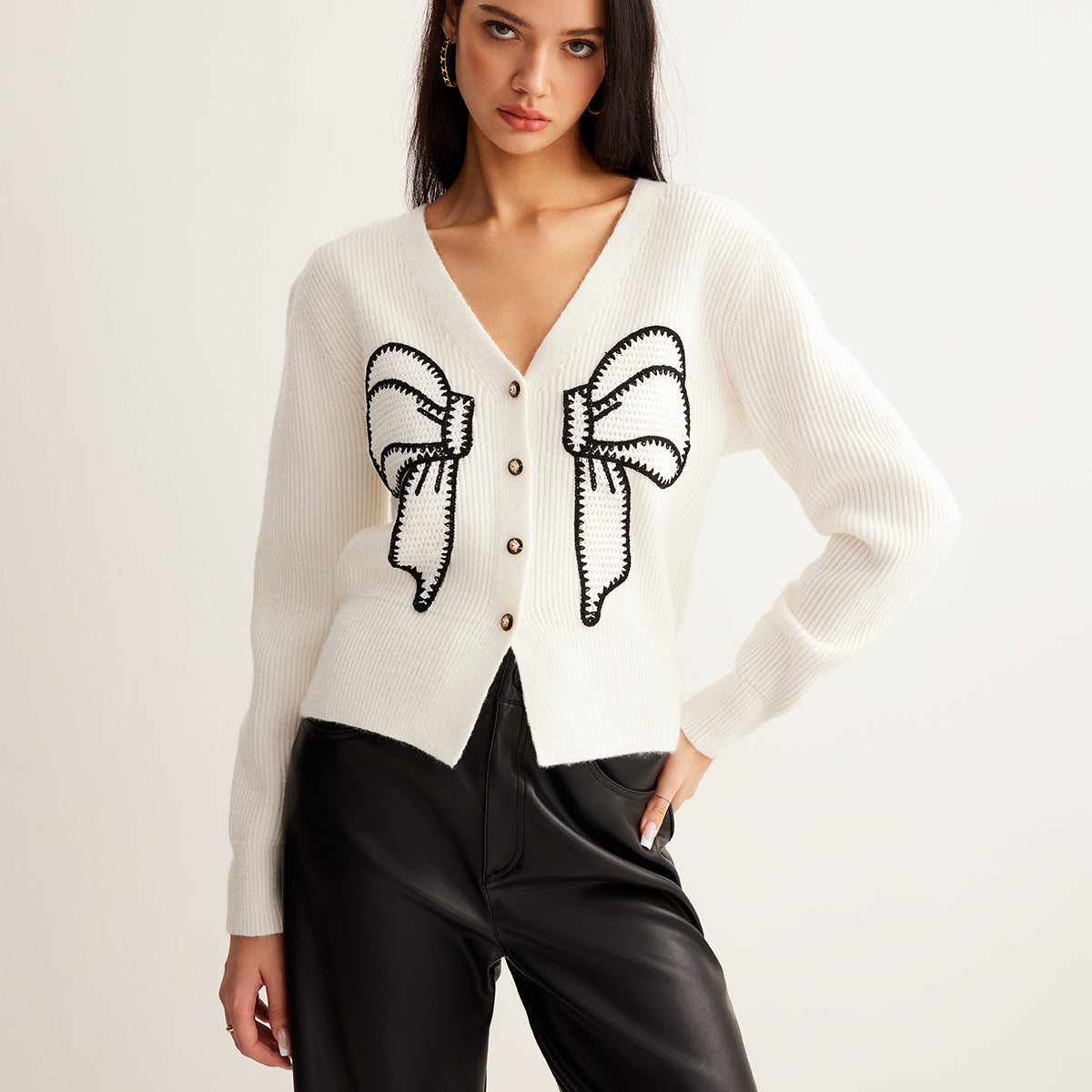 Nakışlı Fiyonk Düğmeli Kısa Hırka