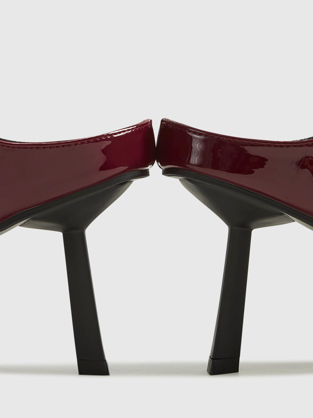 Sivri Burun Arkası Açık Yüksek Topuklu Ayakkabı