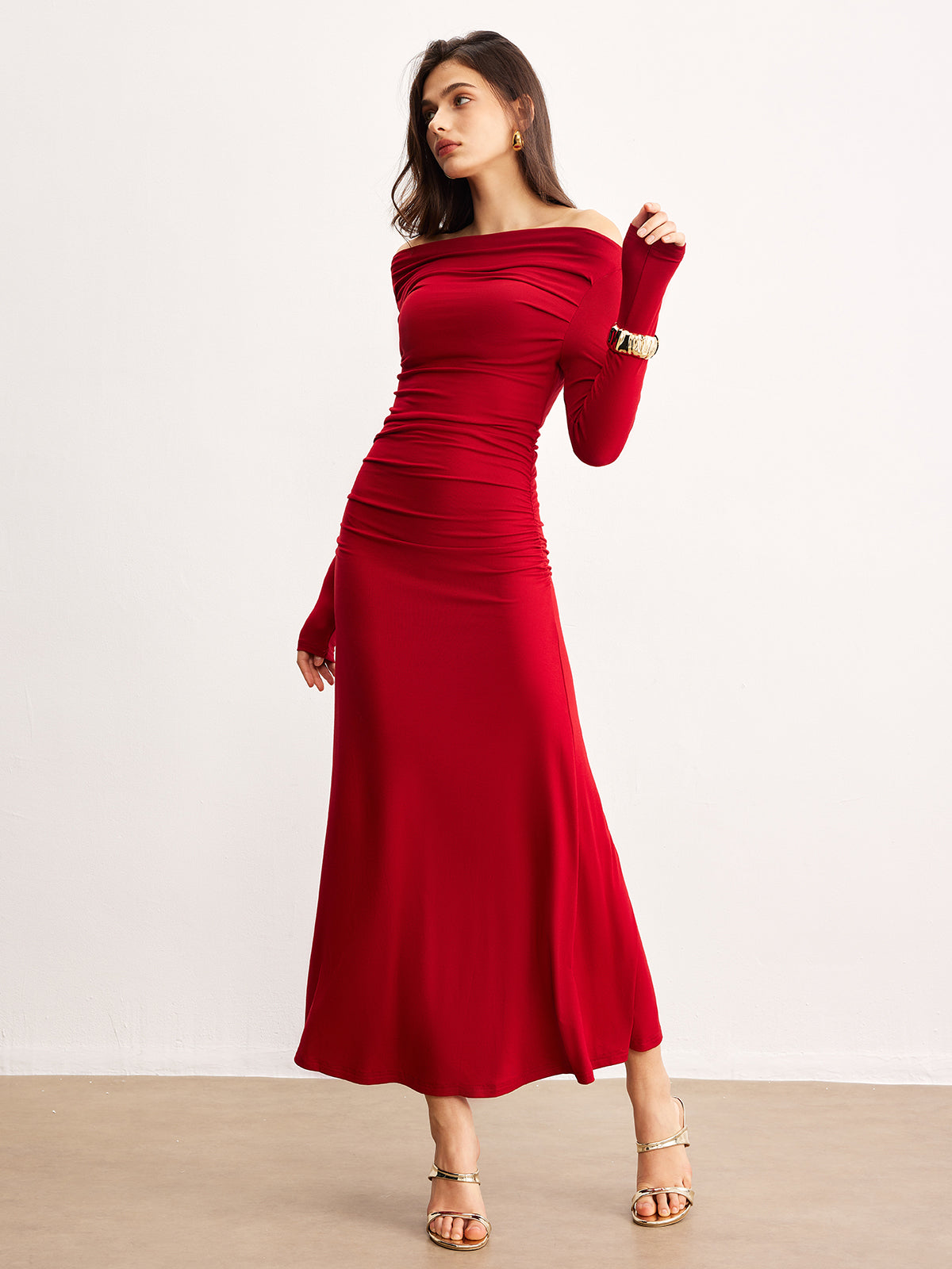 Omzu Açık Fırfırlı Triko Elbise