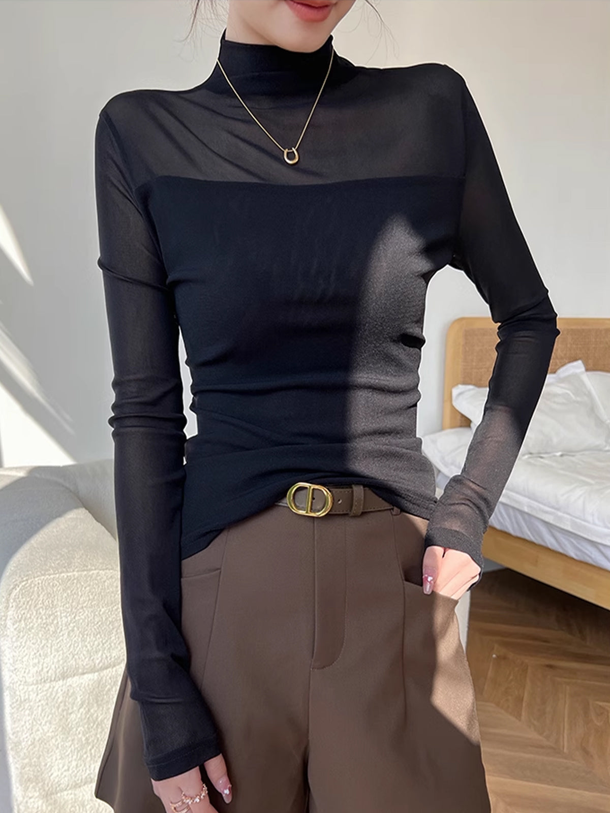 Yarım Balıkçı Yaka Transparan Tül Panelli Tişört