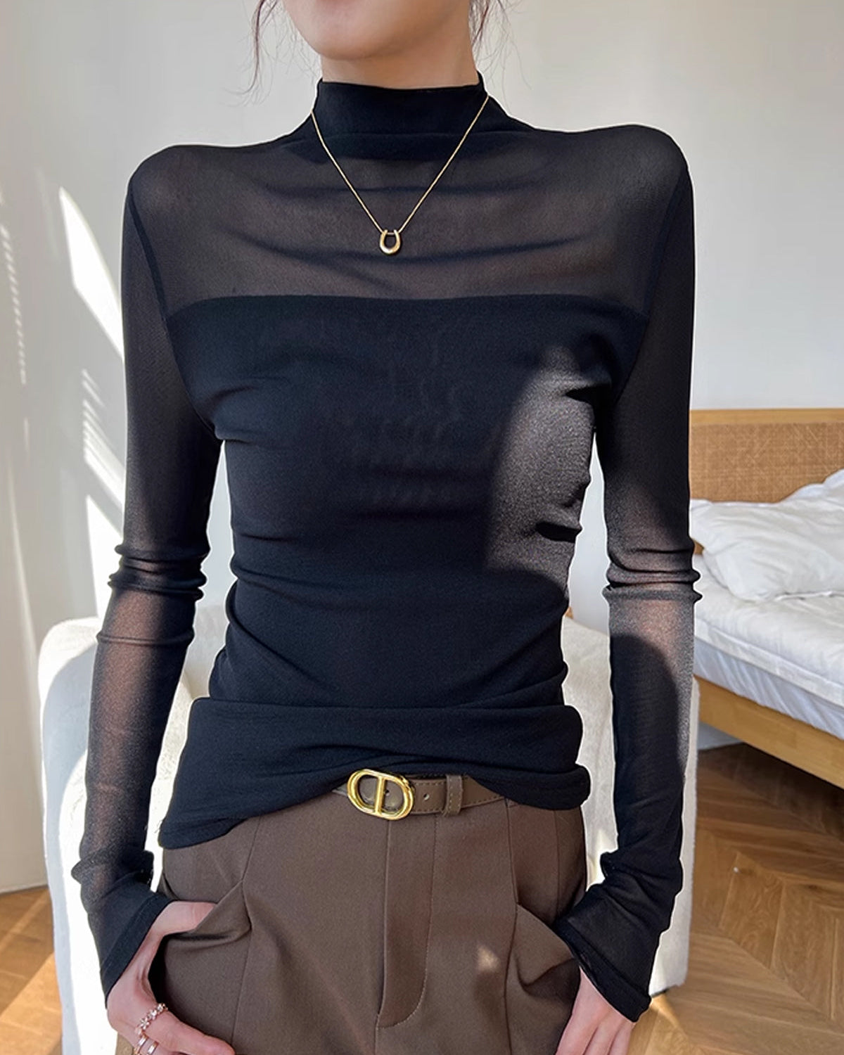 Yarım Balıkçı Yaka Transparan Tül Panelli Tişört