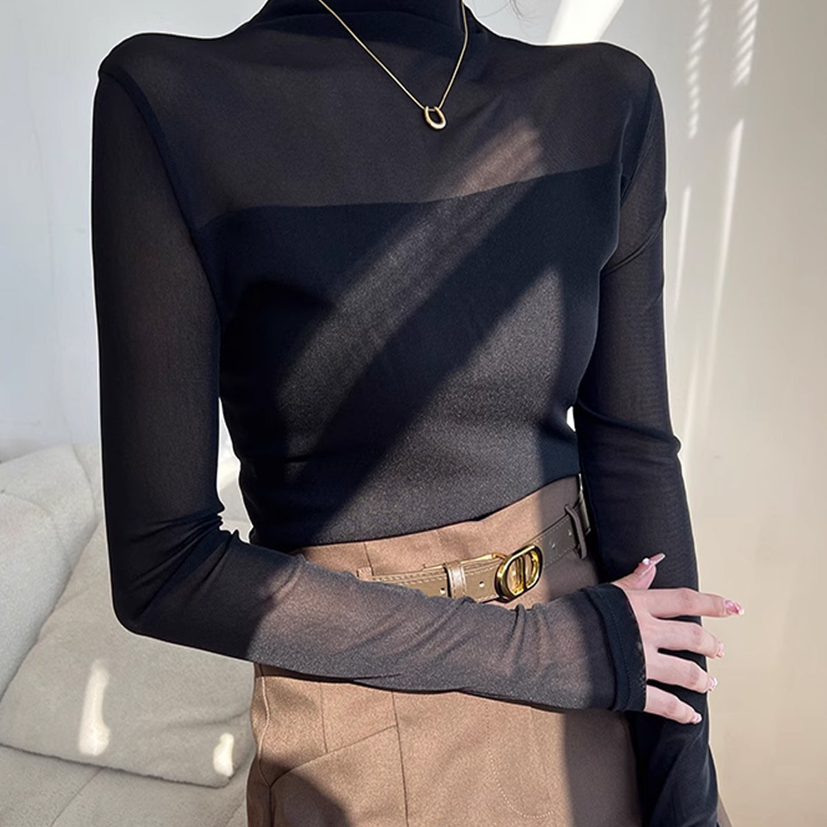 Yarım Balıkçı Yaka Transparan Tül Panelli Tişört