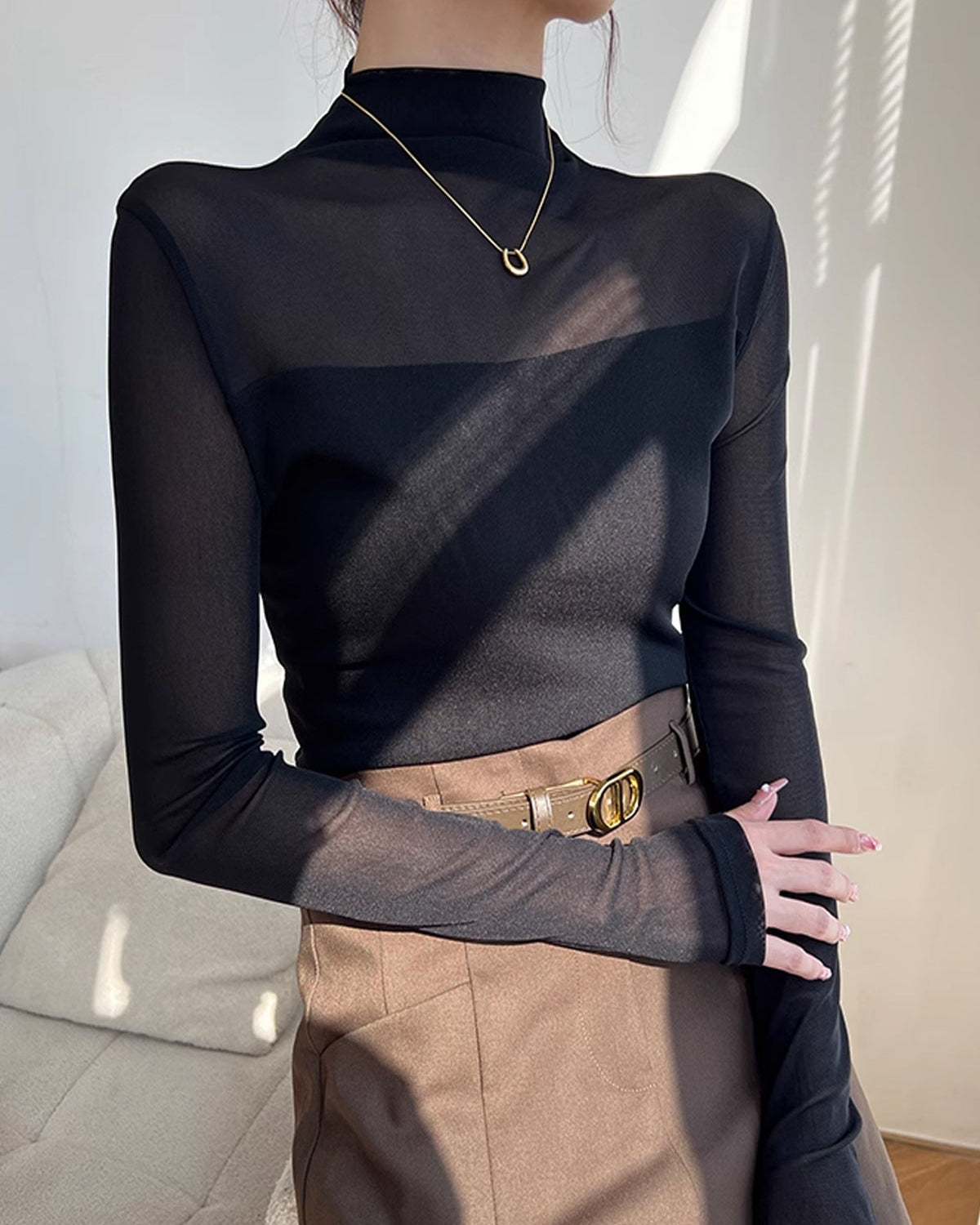 Yarım Balıkçı Yaka Transparan Tül Panelli Tişört