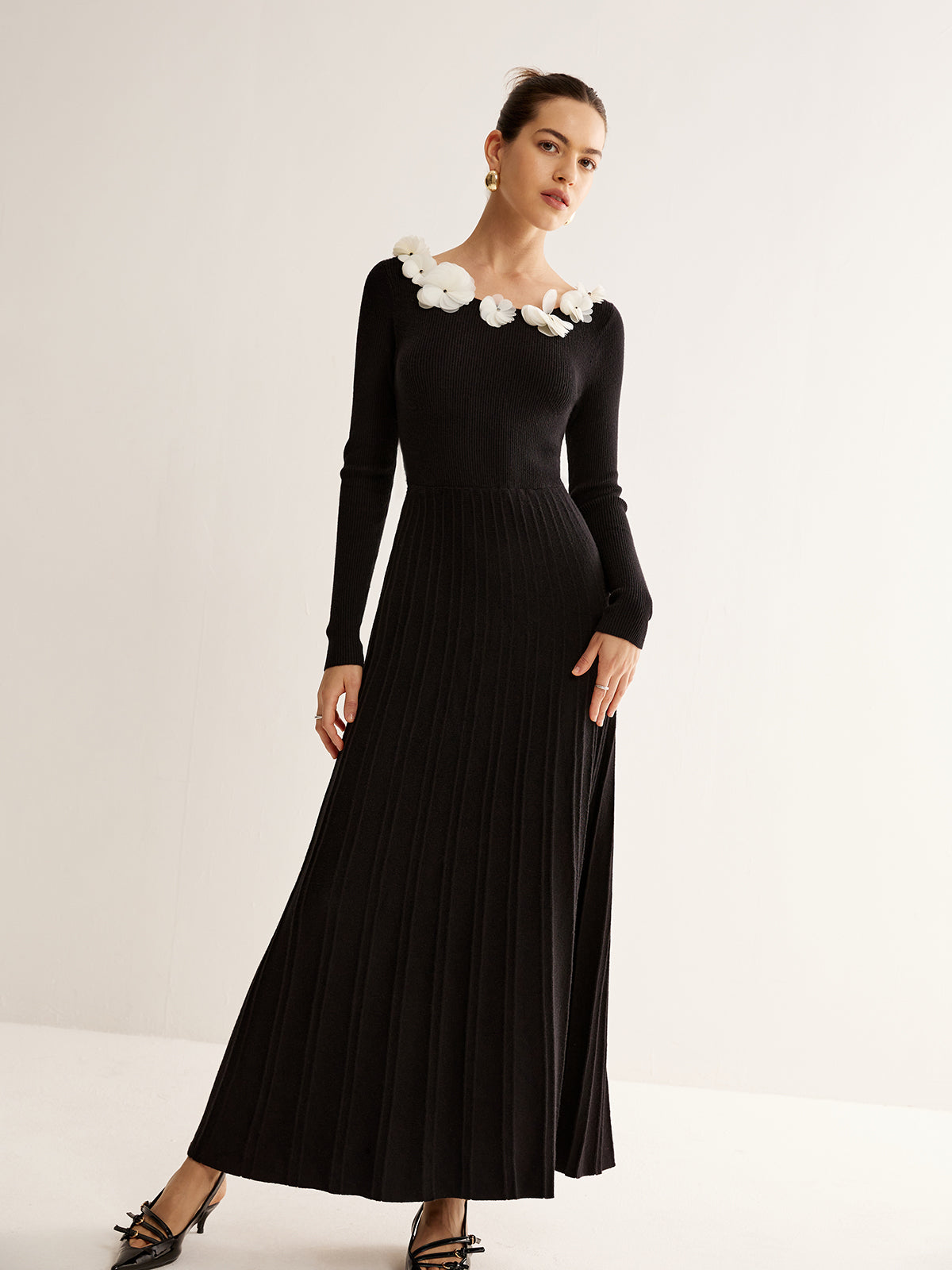 Çiçek Detaylı Pileli Triko Elbise