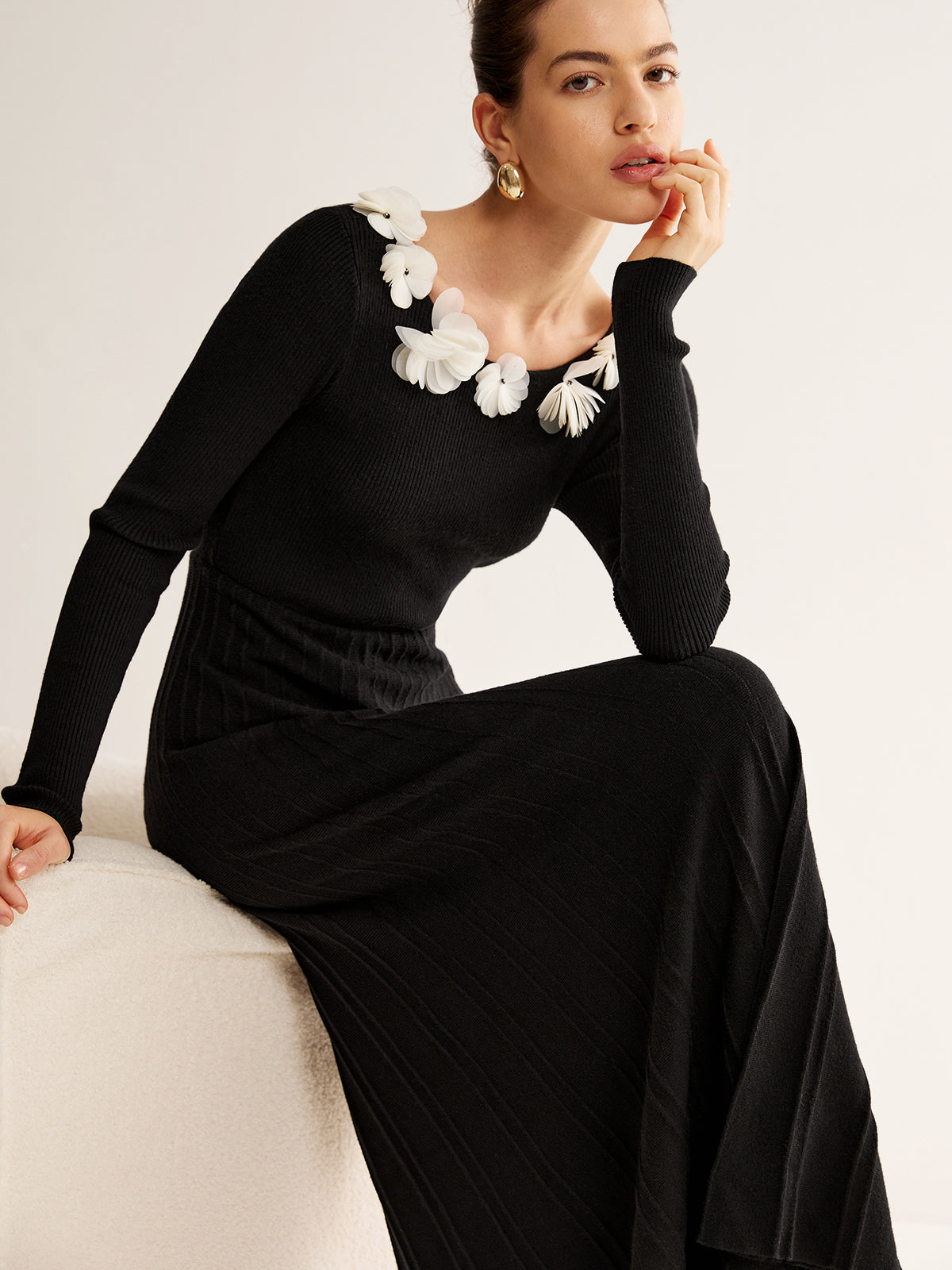 Çiçek Detaylı Pileli Triko Elbise