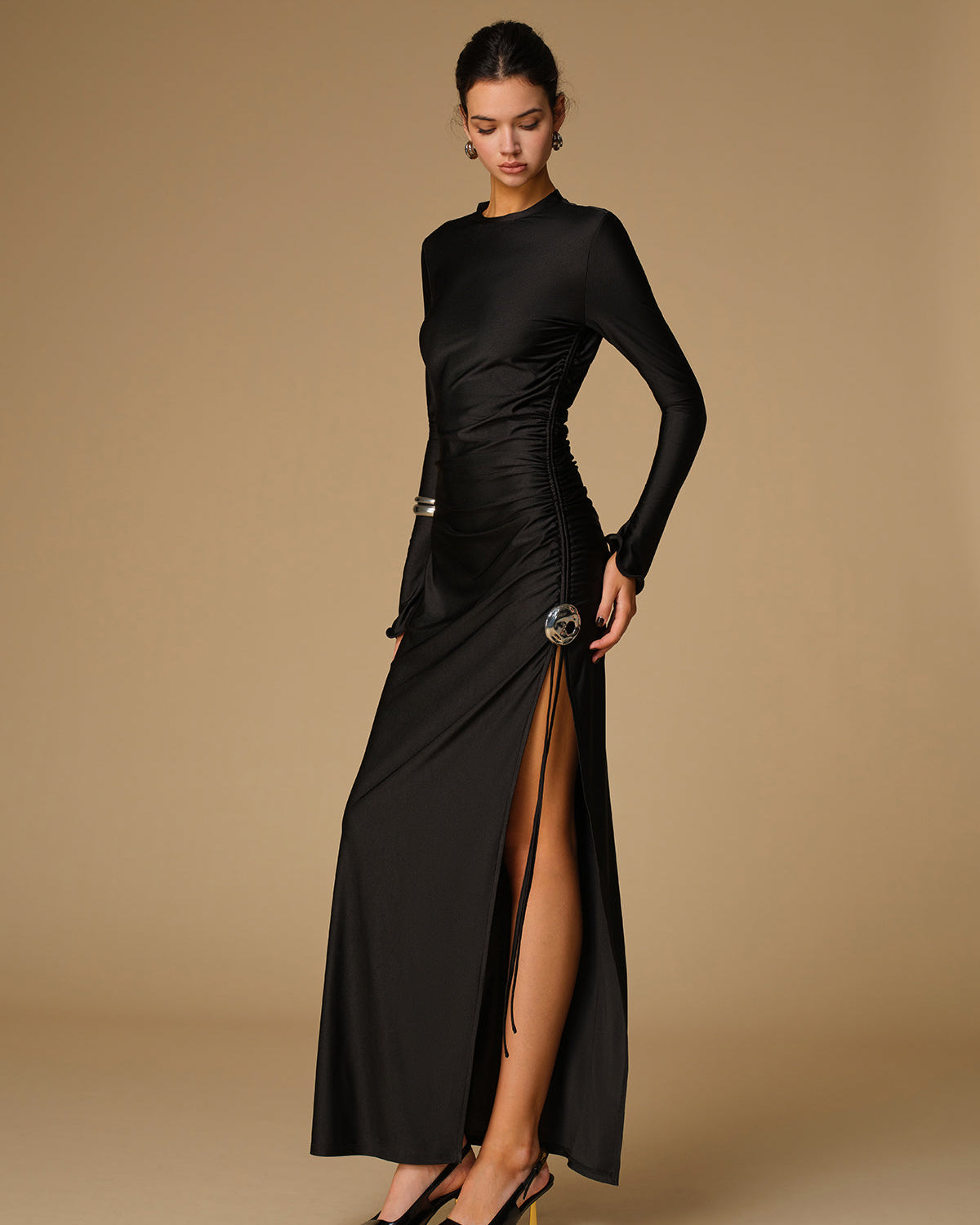 Metal Detaylı Yırtmaçlı Pilili Uzun Elbise