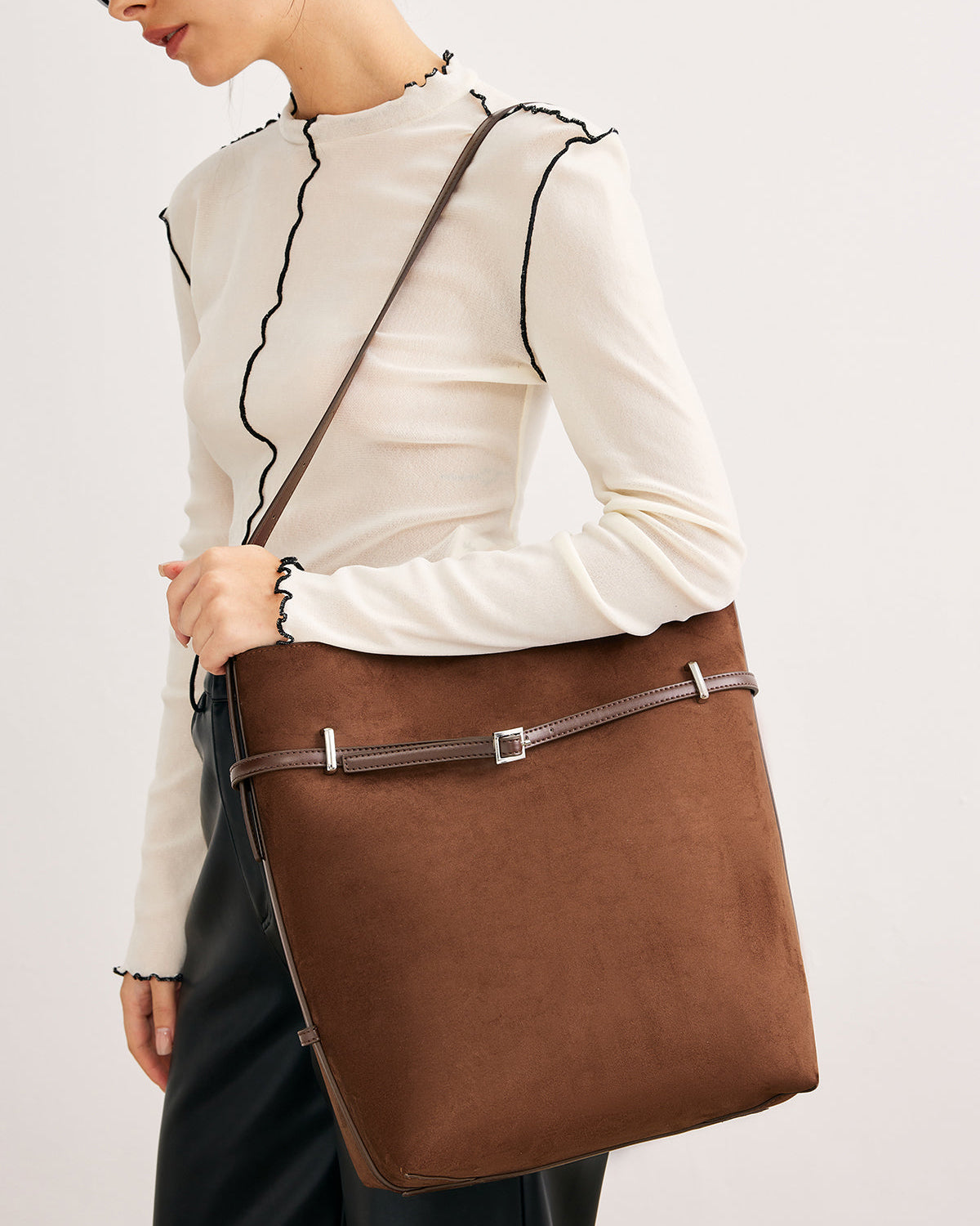 Çok Yönlü Süet Tokalı Çanta