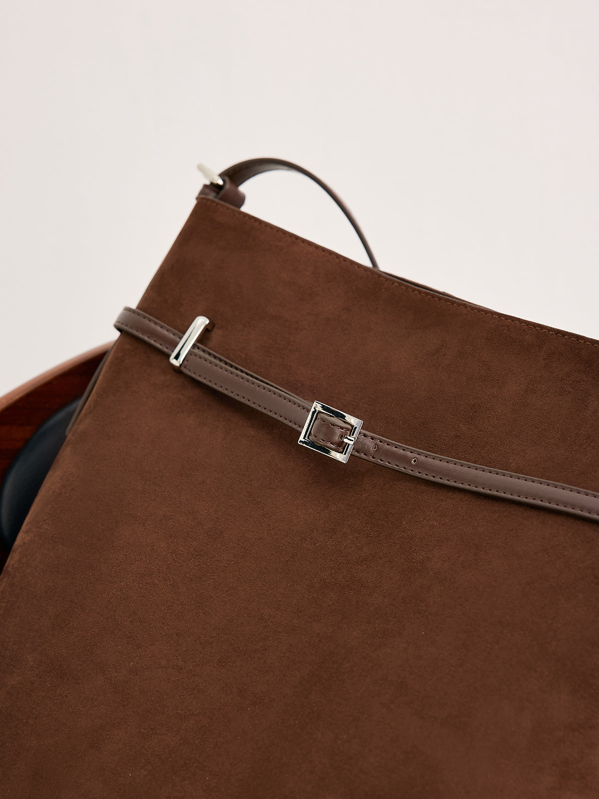 Çok Yönlü Süet Tokalı Çanta