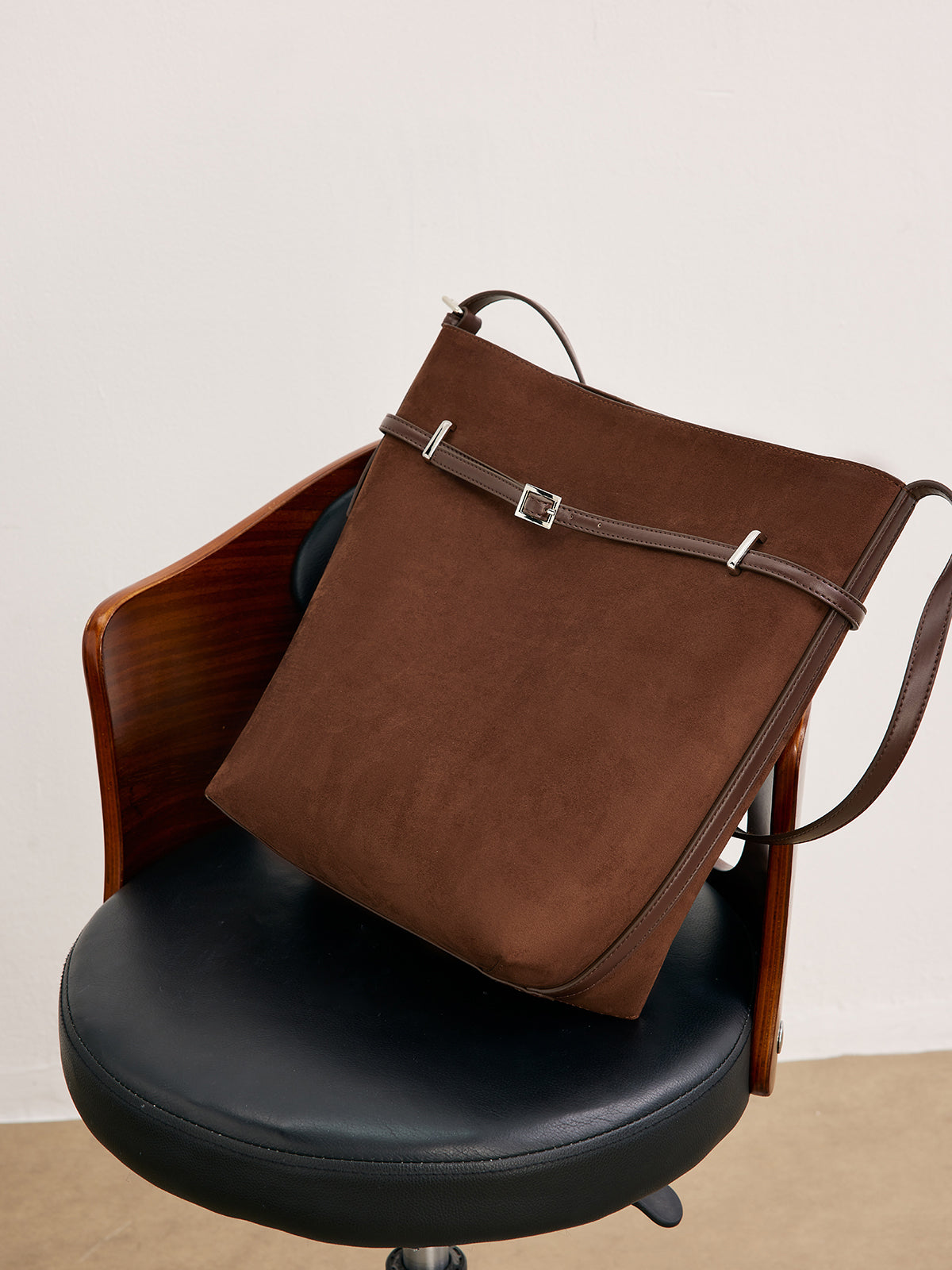 Çok Yönlü Süet Tokalı Çanta