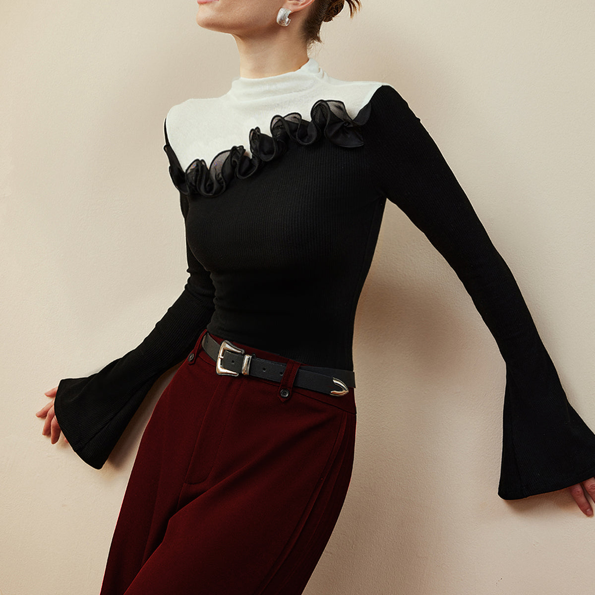 Romantik Dik Yaka Fırfırlı Bluz