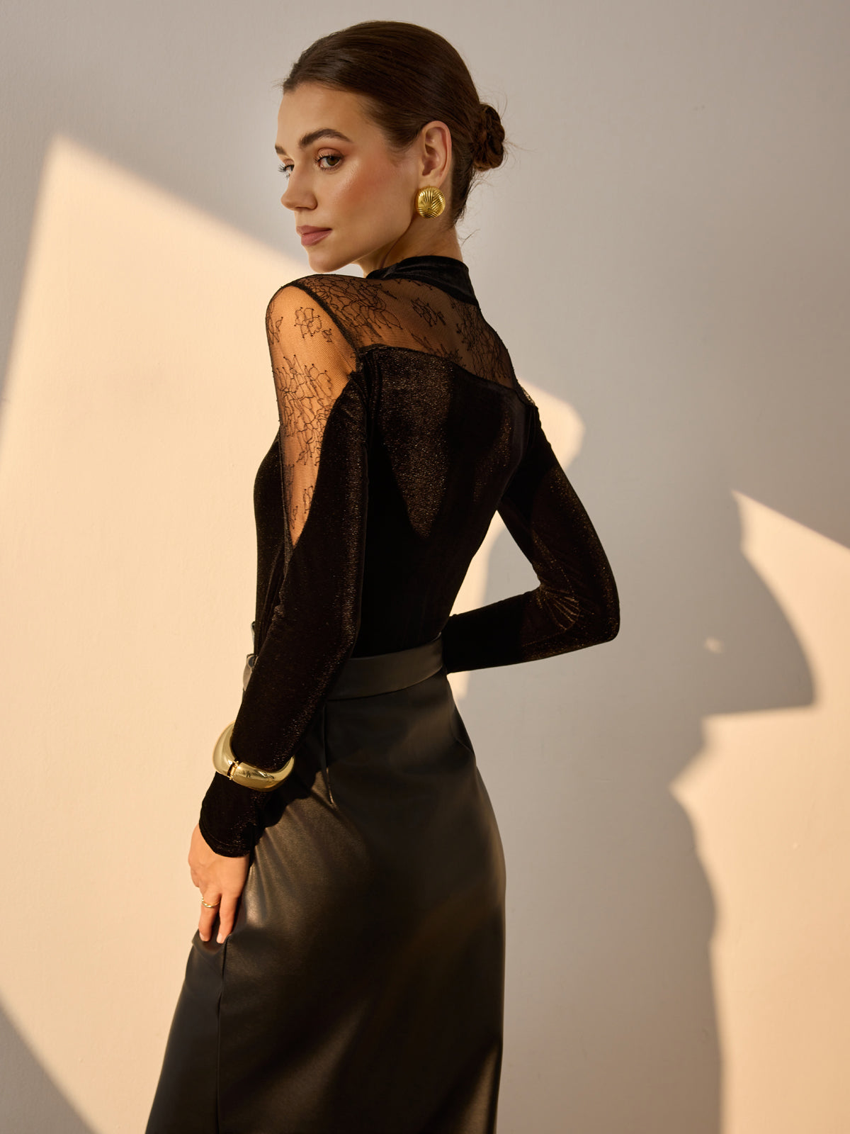 Şeffaf Dantel Panelli Kadife Dar Kesim Bluz