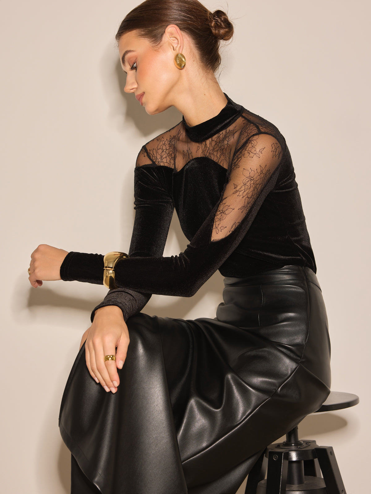 Şeffaf Dantel Panelli Kadife Dar Kesim Bluz