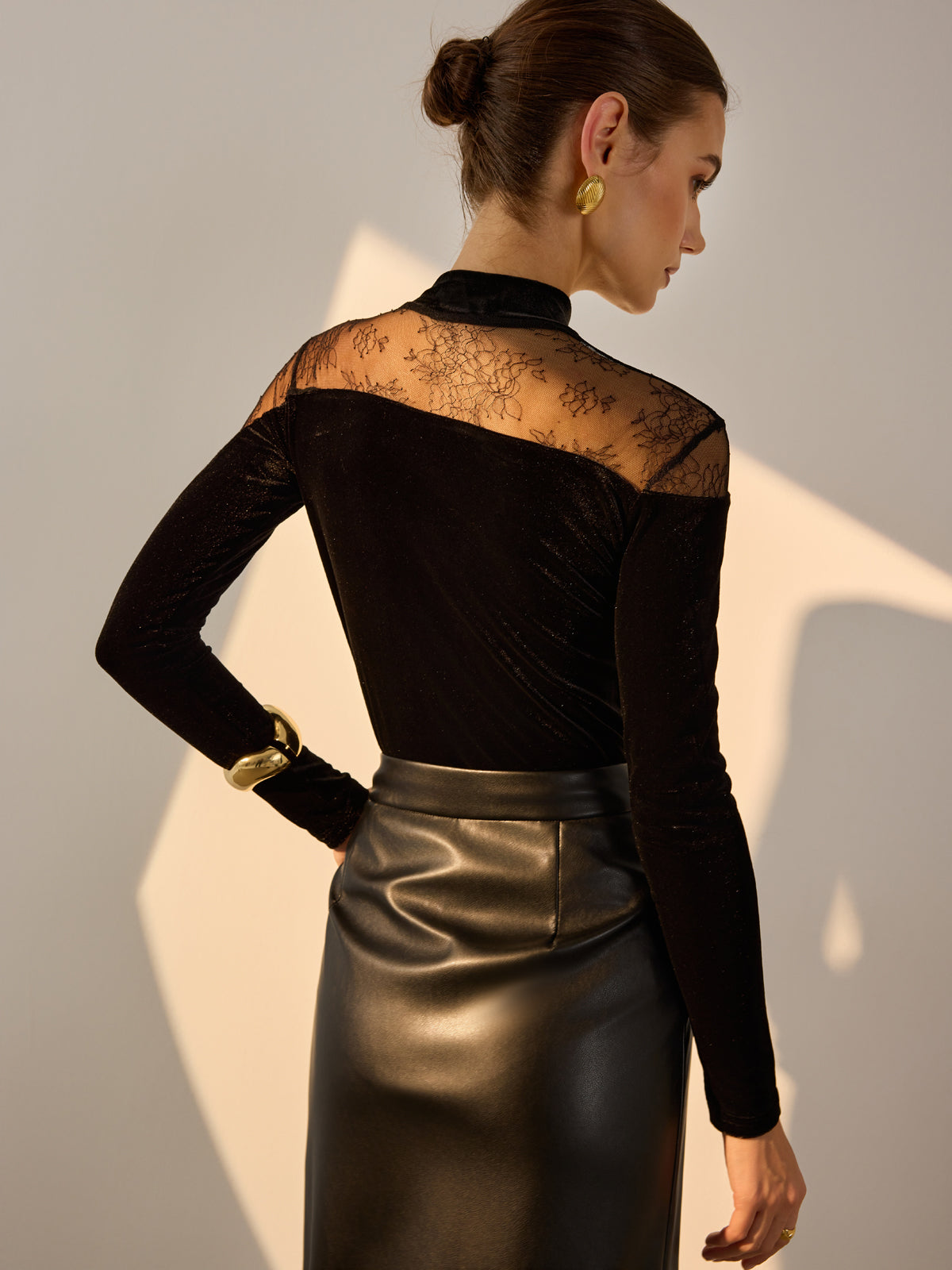 Şeffaf Dantel Panelli Kadife Dar Kesim Bluz