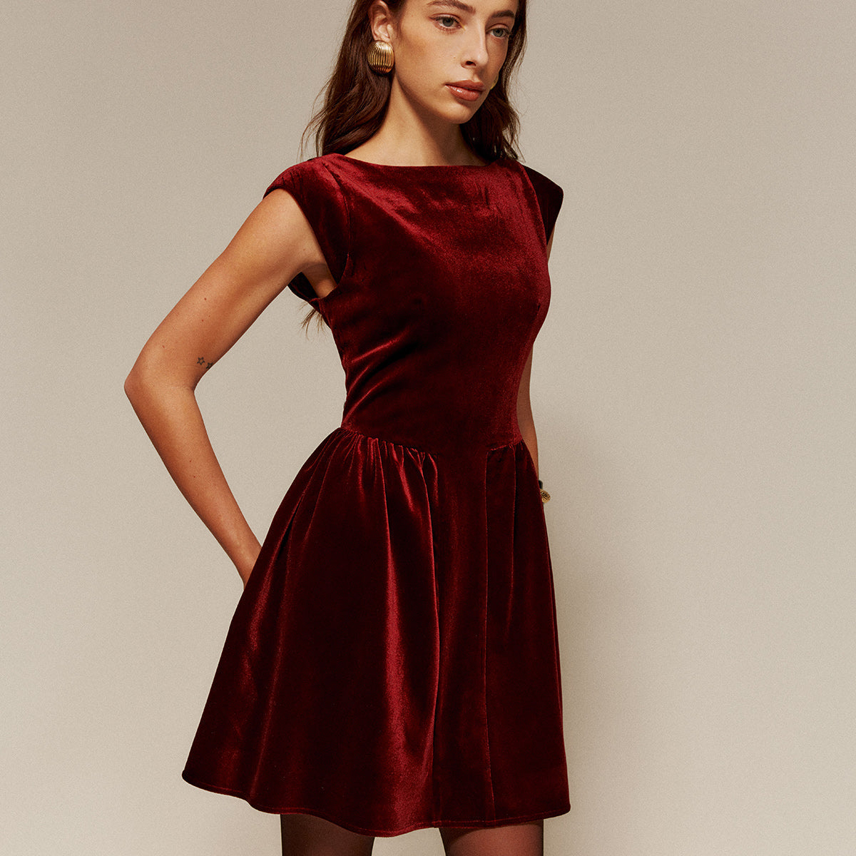 Kadife Pileli Askılı Kısa Elbise