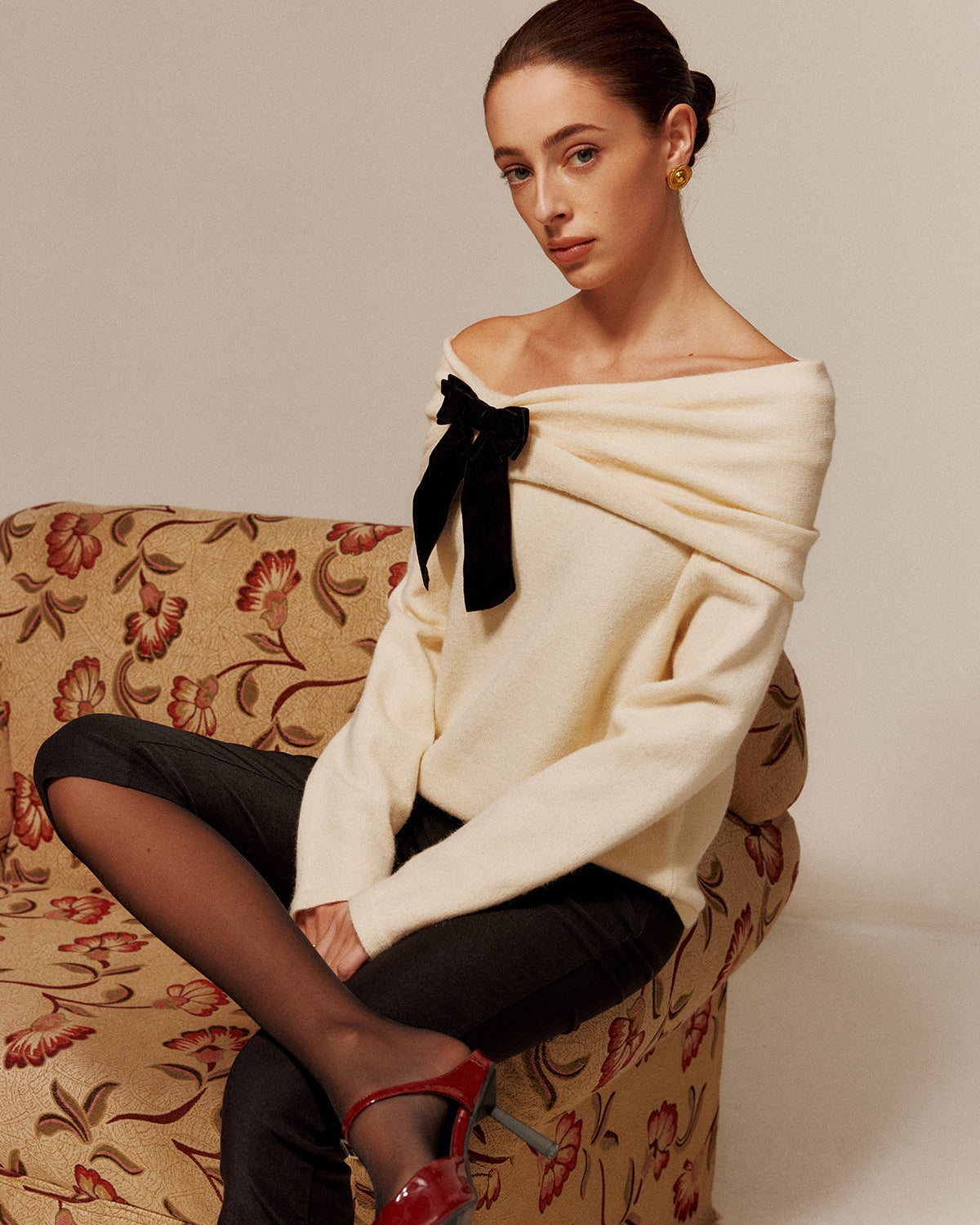 Kadife Fiyonk Detaylı Omuz Açık Büzgülü Kazak