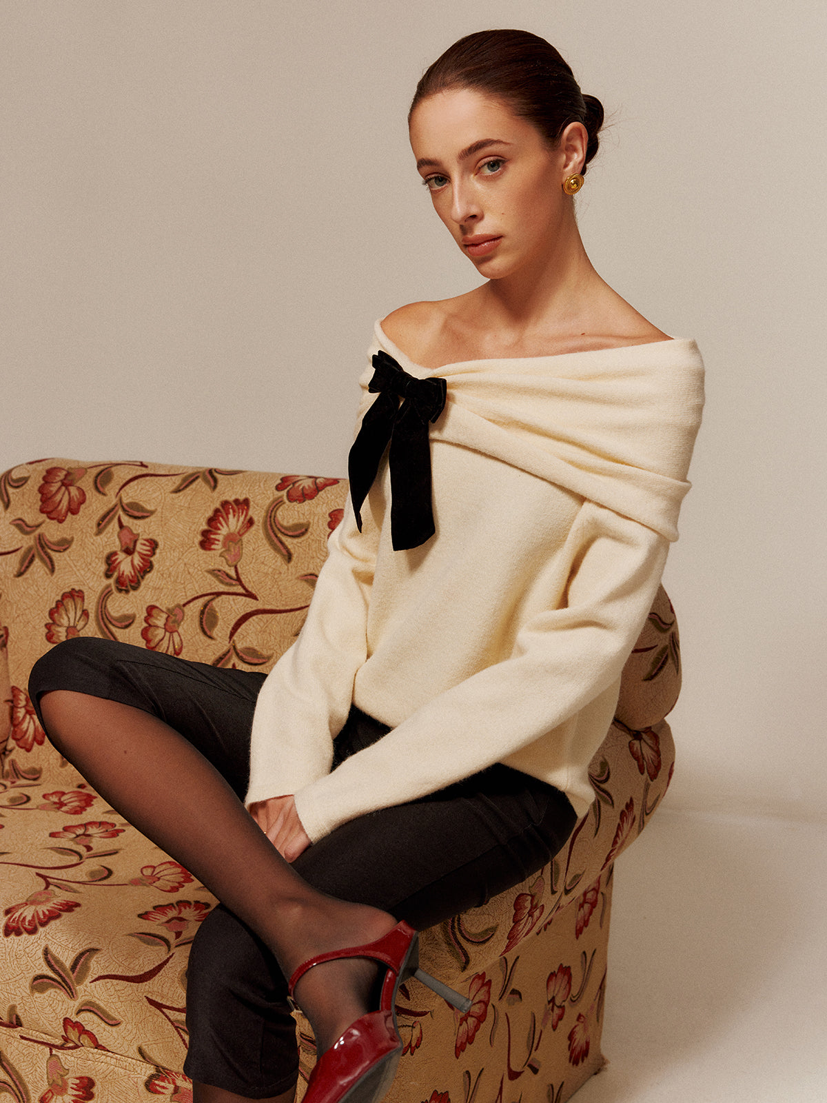 Kadife Fiyonk Detaylı Omuz Açık Büzgülü Kazak