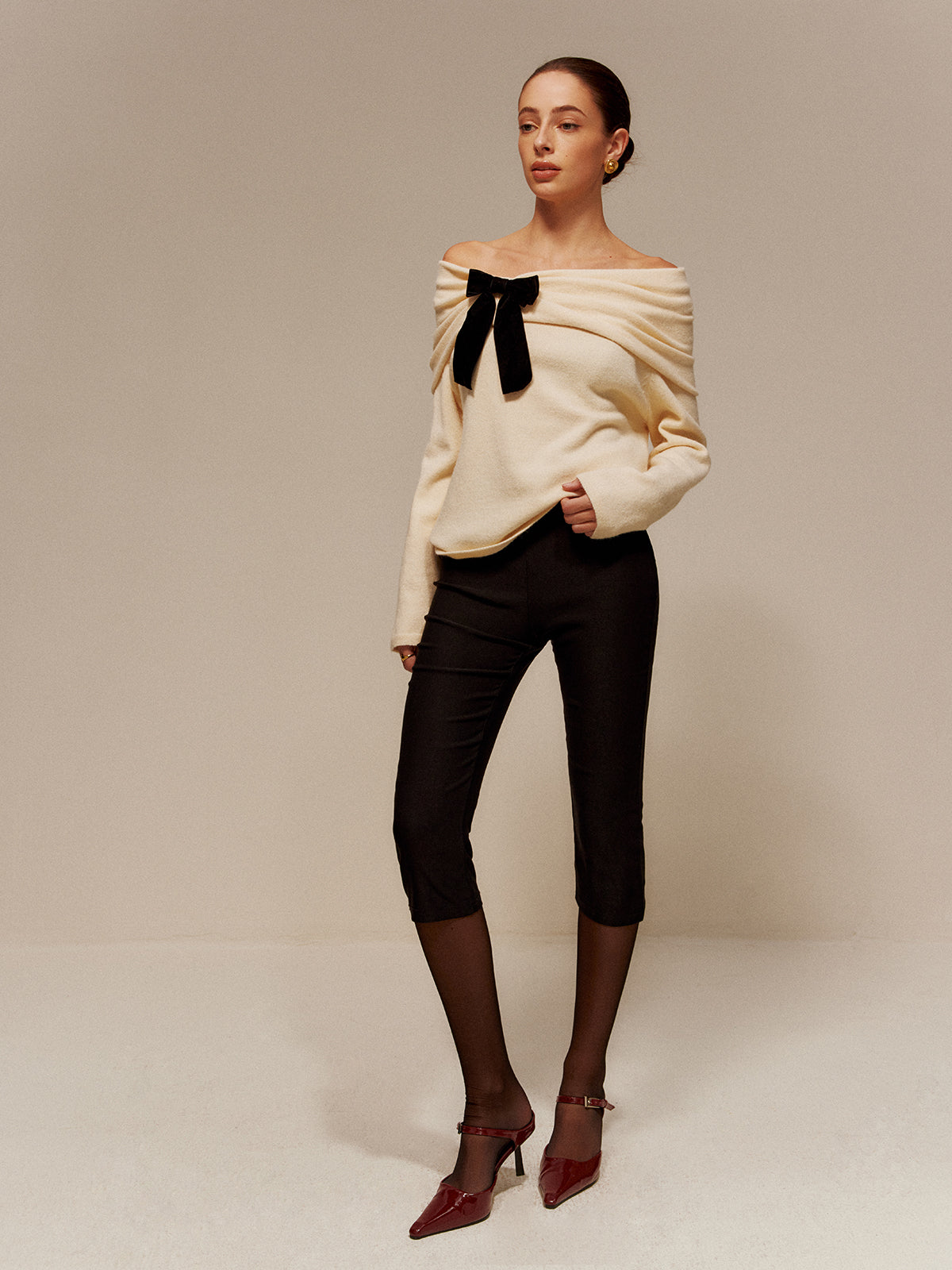 Kadife Fiyonk Detaylı Omuz Açık Büzgülü Kazak