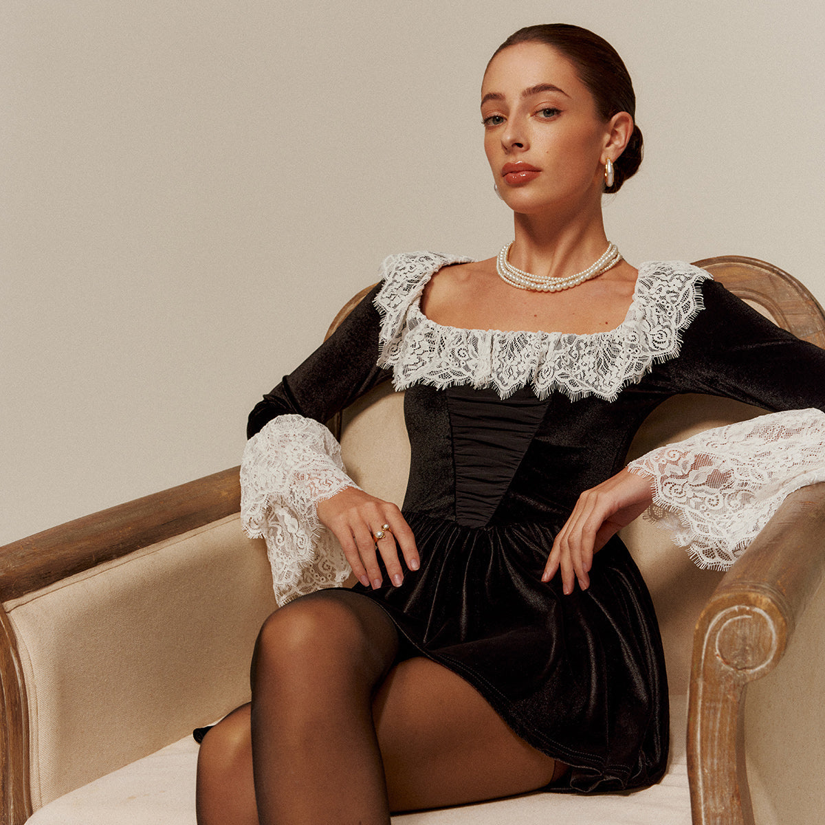 Dantel Detaylı Kadife Kısa Elbise