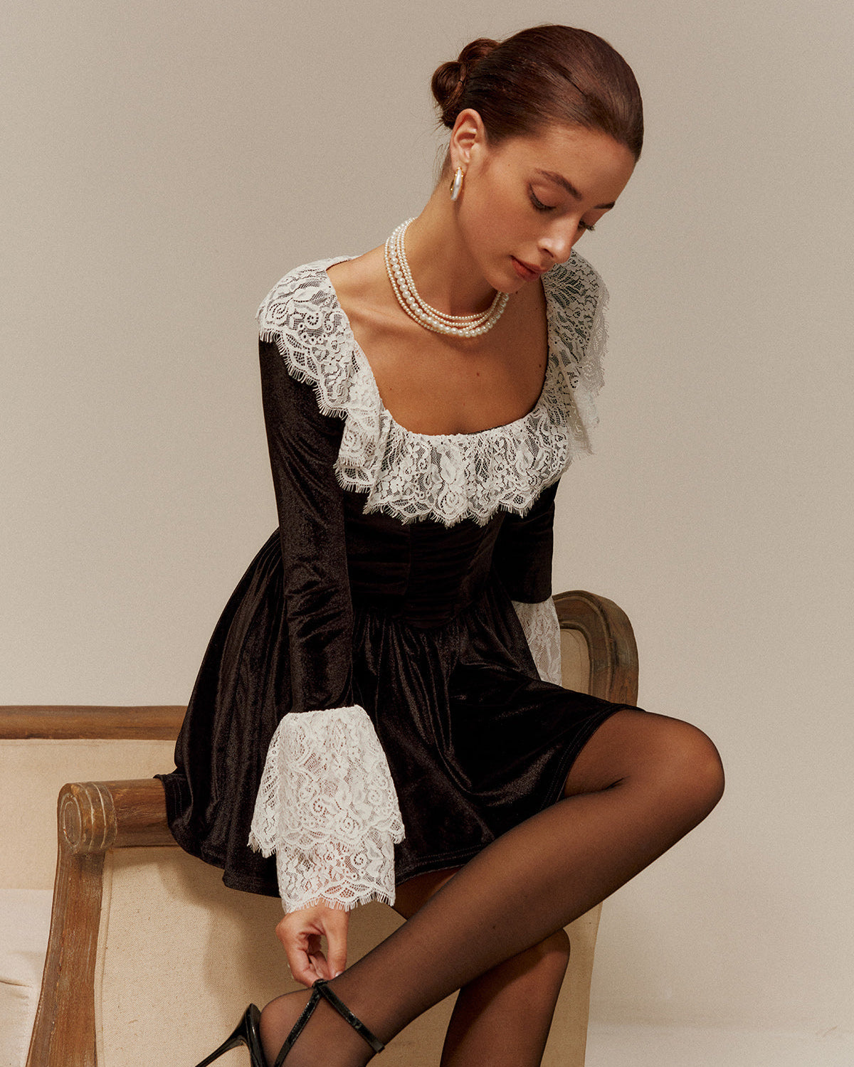 Dantel Detaylı Kadife Kısa Elbise