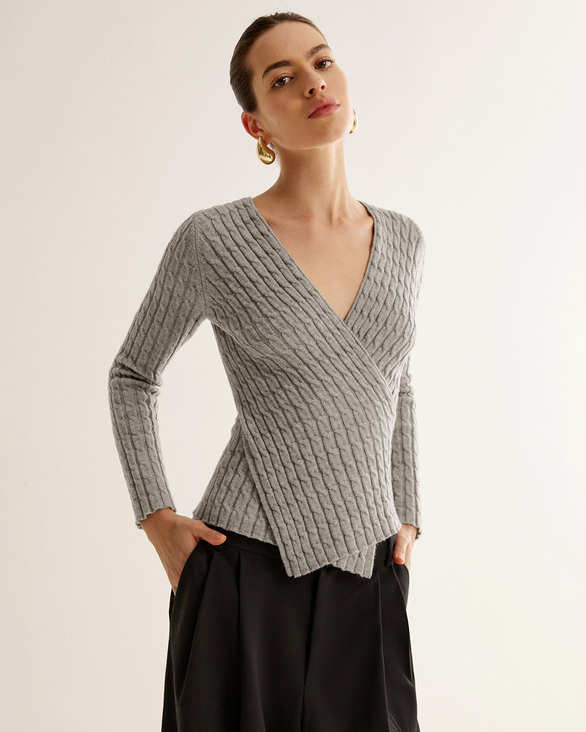 V Yaka Çapraz Detaylı Triko Üst