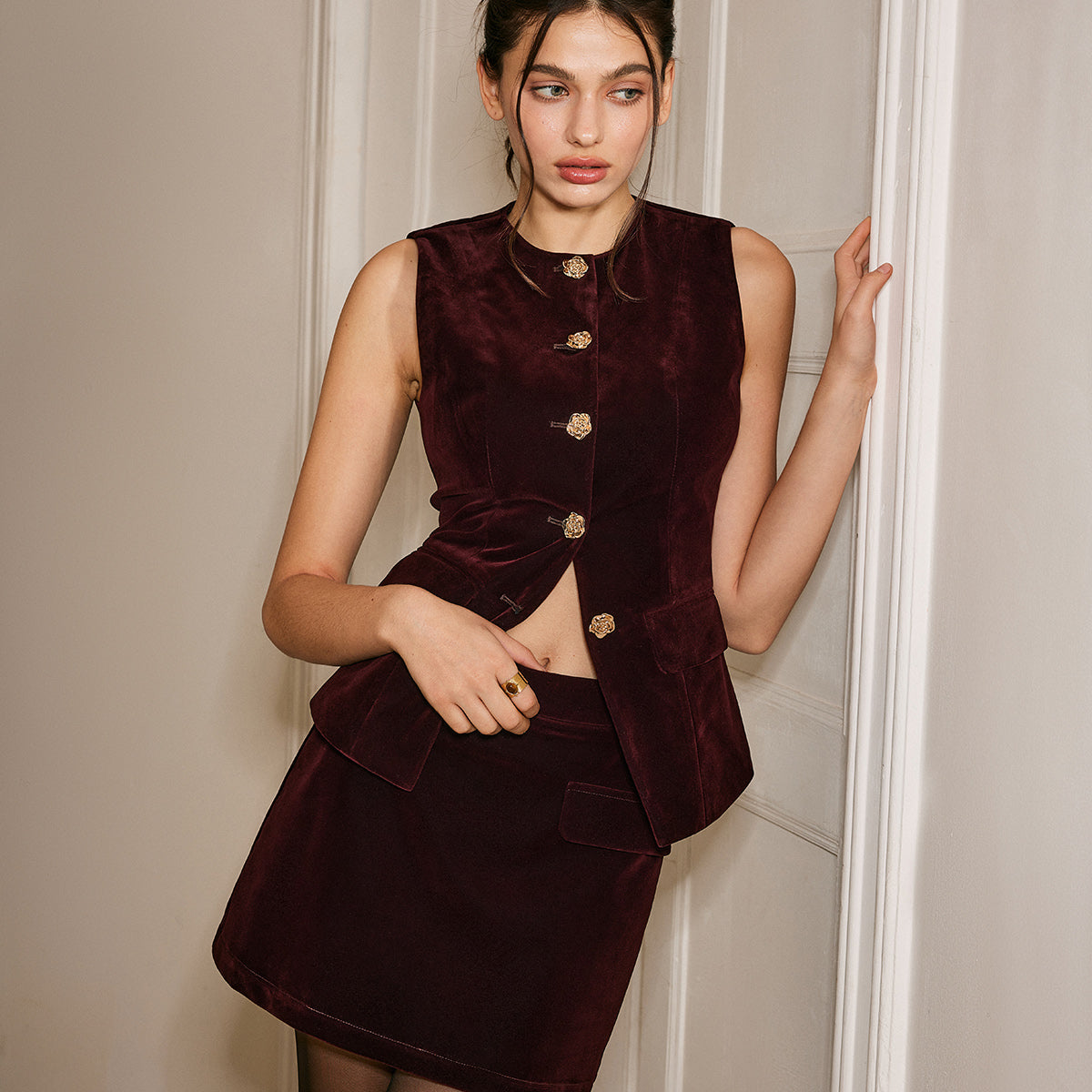 Metal Düğmeli Kadife Kuşaklı Yelek