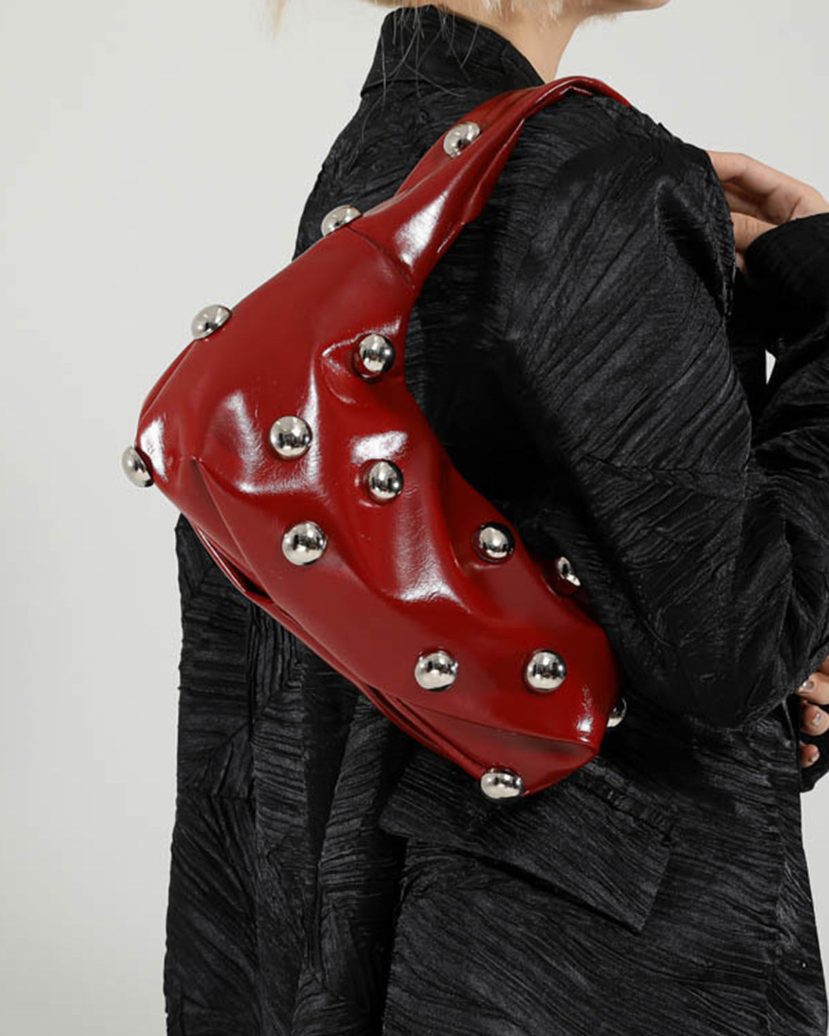 Yuvarlak Formlu Zımbalı Koltuk Altı Çantası