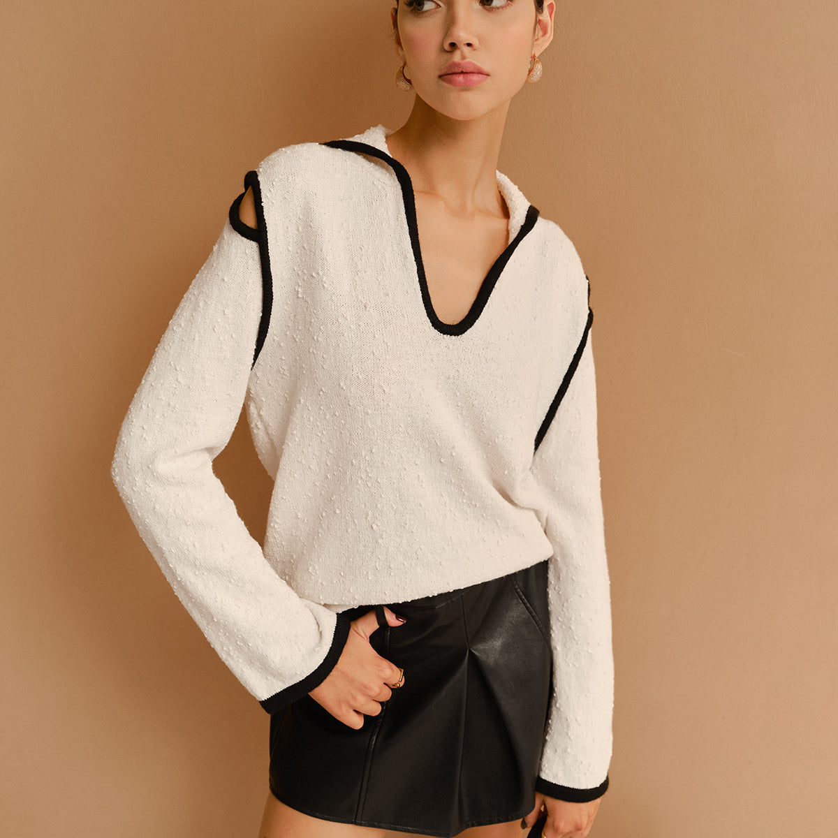 Kontrast Biyeli Kesik Detaylı Yaka Triko