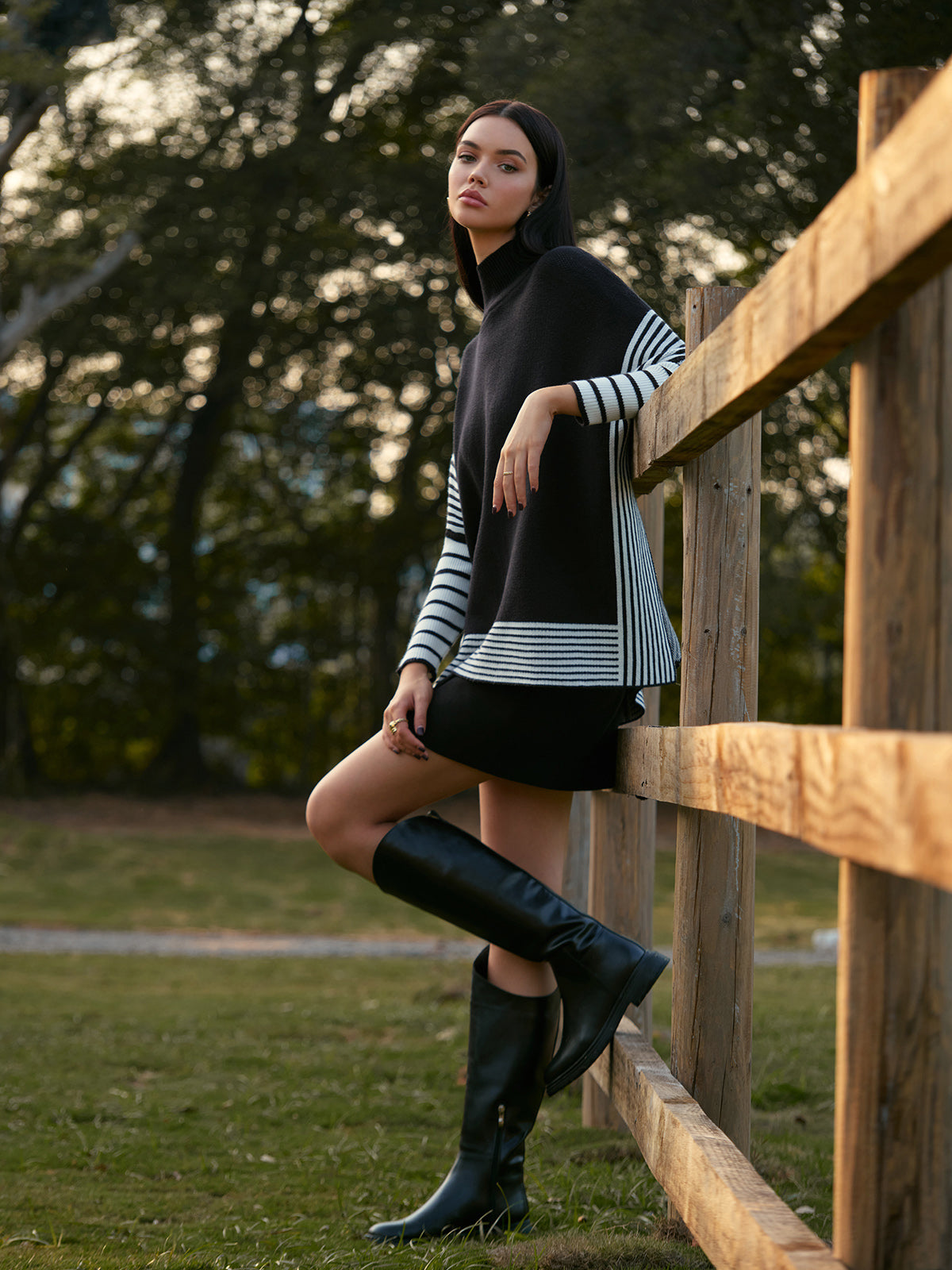 Çift Renkli Çizgili Yırtmaç Detaylı Triko Kazak