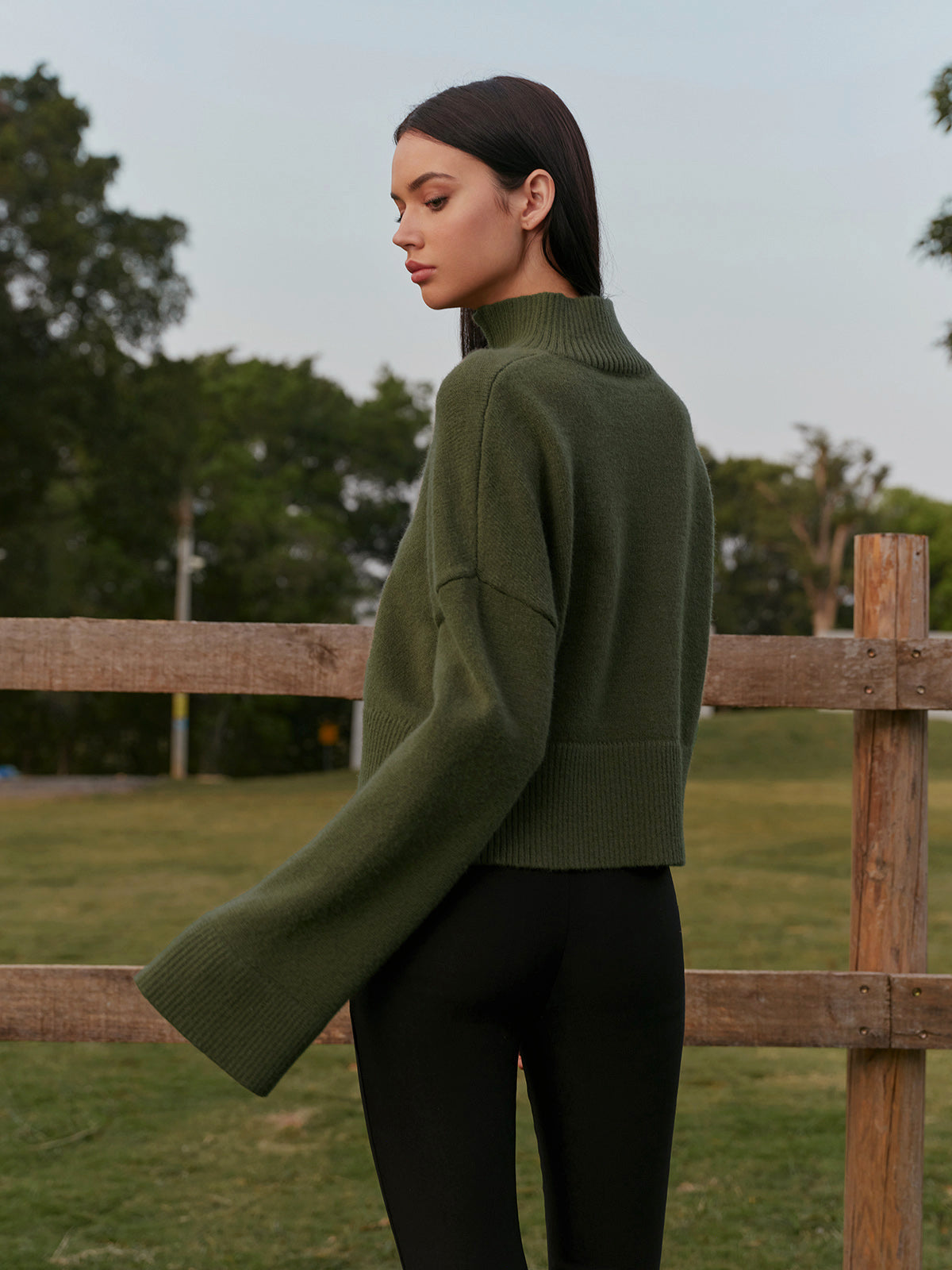 Yarım Balıkçı Yaka Metal Detaylı Kısa Triko Kazak