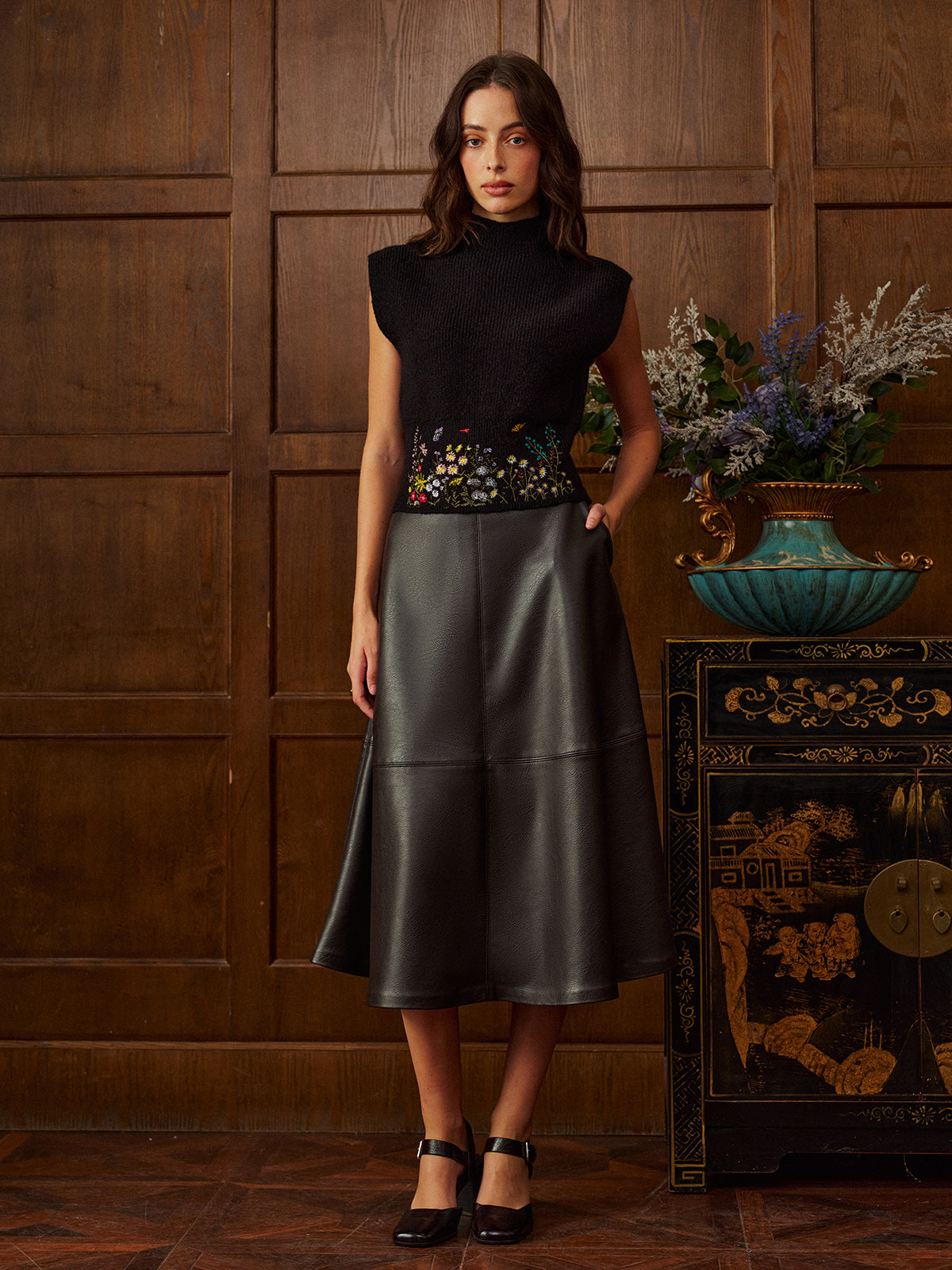 Dik Yaka Nakışlı Çiçek Desenli Triko Yelek