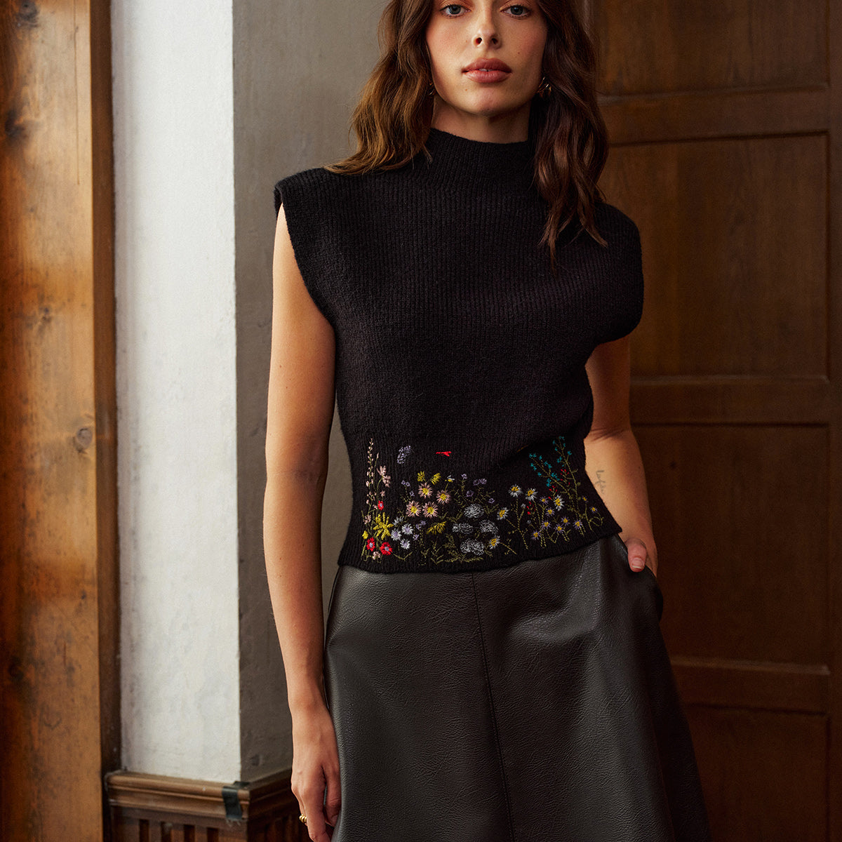 Dik Yaka Nakışlı Çiçek Desenli Triko Yelek