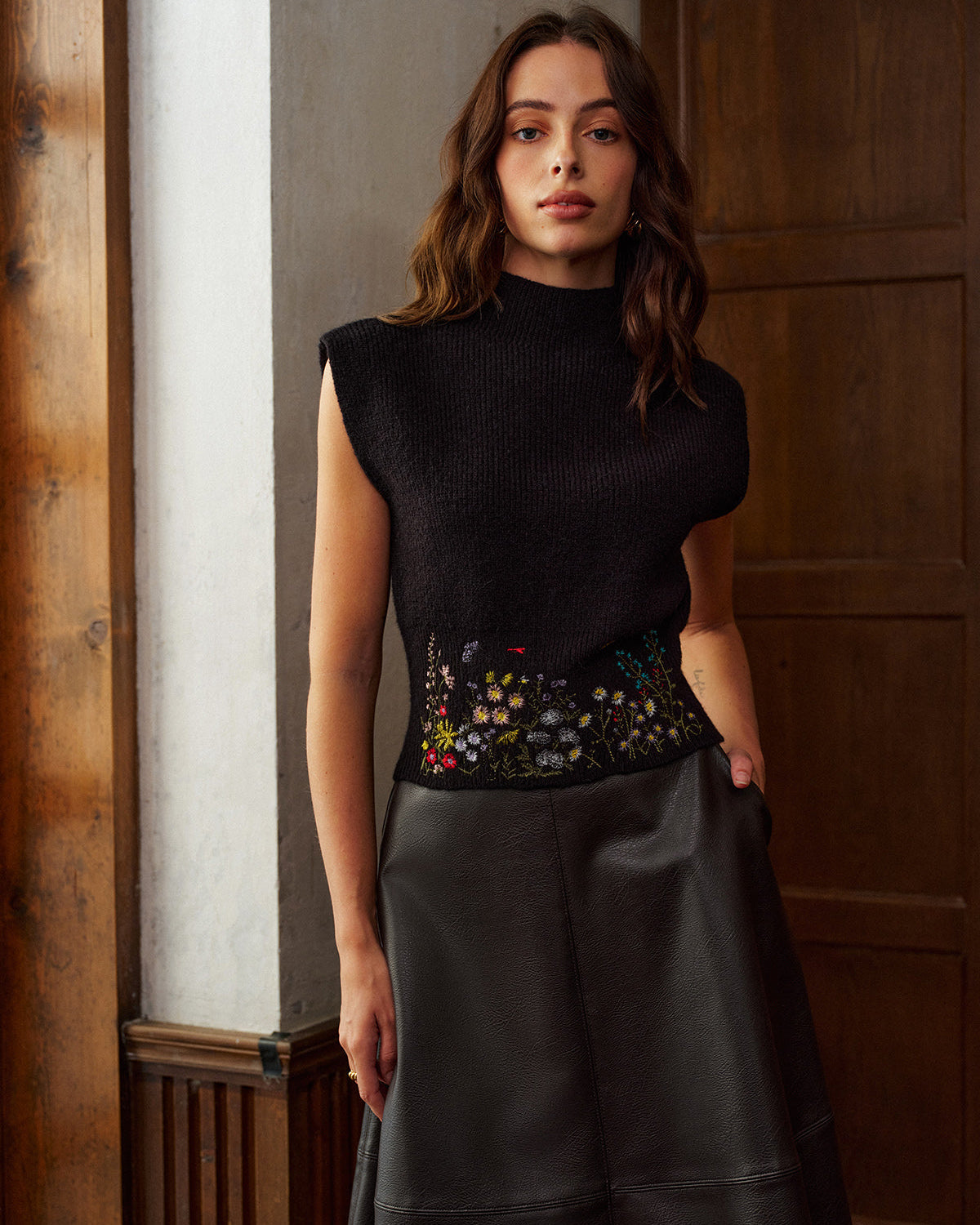 Dik Yaka Nakışlı Çiçek Desenli Triko Yelek