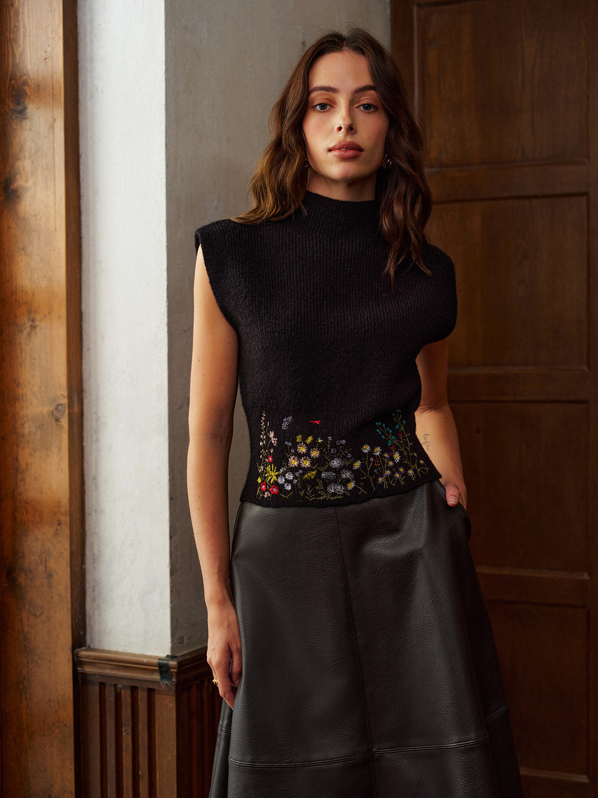 Dik Yaka Nakışlı Çiçek Desenli Triko Yelek