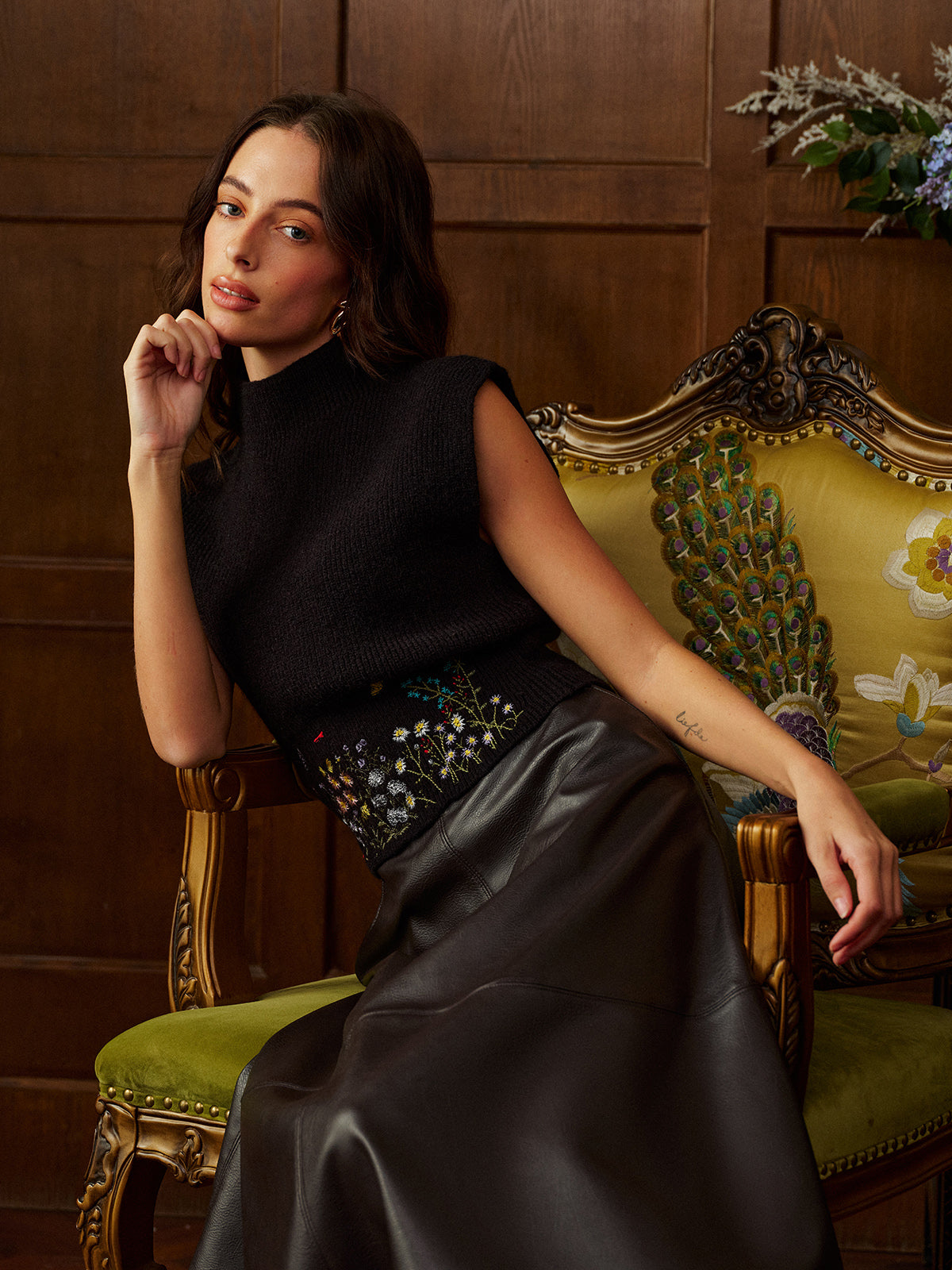 Dik Yaka Nakışlı Çiçek Desenli Triko Yelek