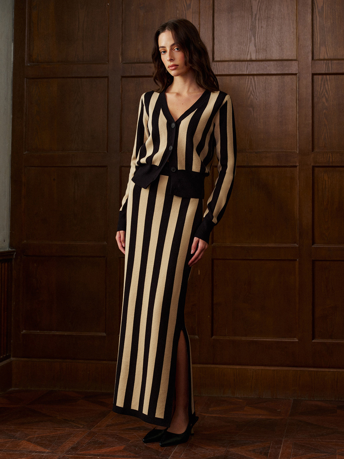 Çift Renkli Çizgili V Yaka Düğmeli Triko Etek Takımı