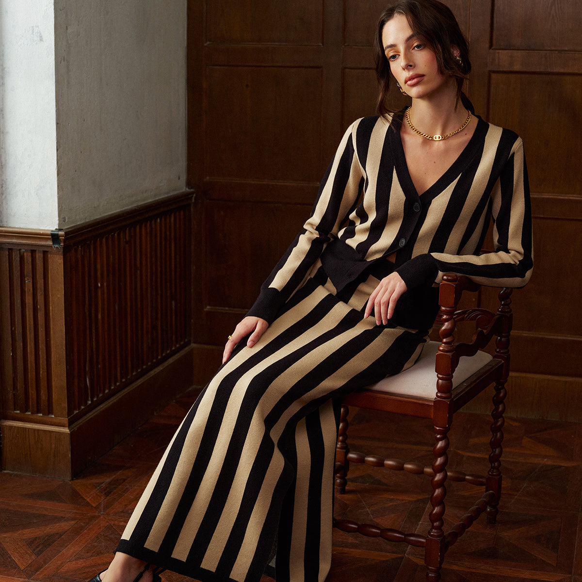 Çift Renkli Çizgili V Yaka Düğmeli Triko Etek Takımı